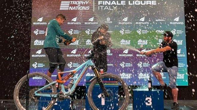 Torralba es bañado en champán tras lograr el Trofeo de las Naciones en Italia Torralba es bañado en champán tras lograr el Trofeo de las Naciones en Italia