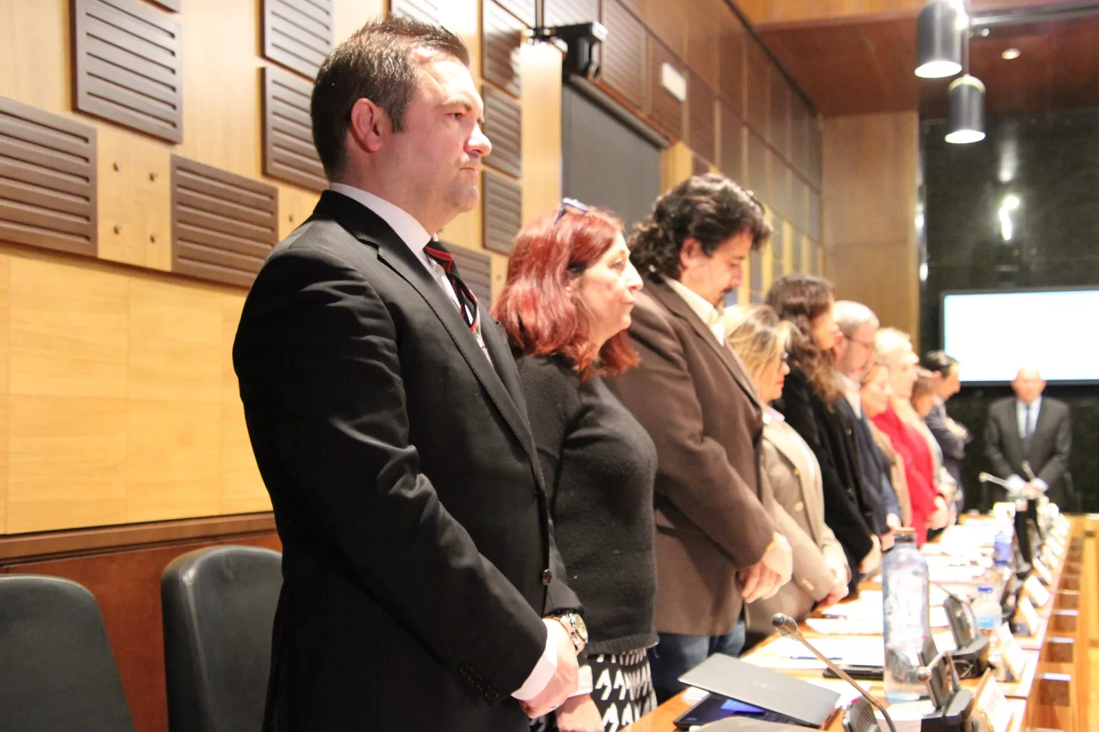 El grupo de VOX y Antonio Laborda, en el minuto de silencio previo a un pleno. Foto Carlos Neofato