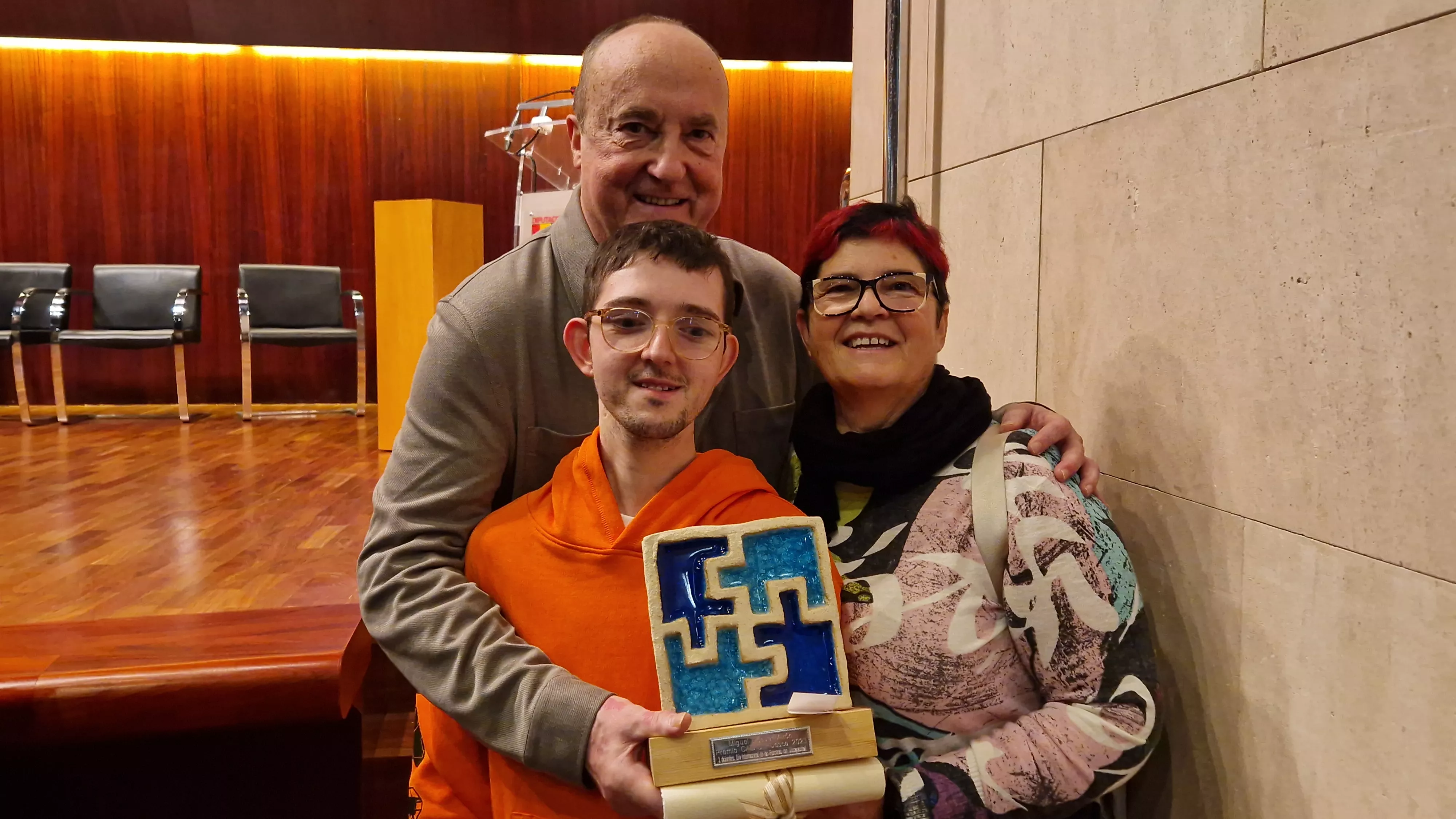 Miguel Escuer, Premio Cadis Huesca 2023, con su mujer, Maite, y su sobrino Pedro. Foto Myriam Martínez 