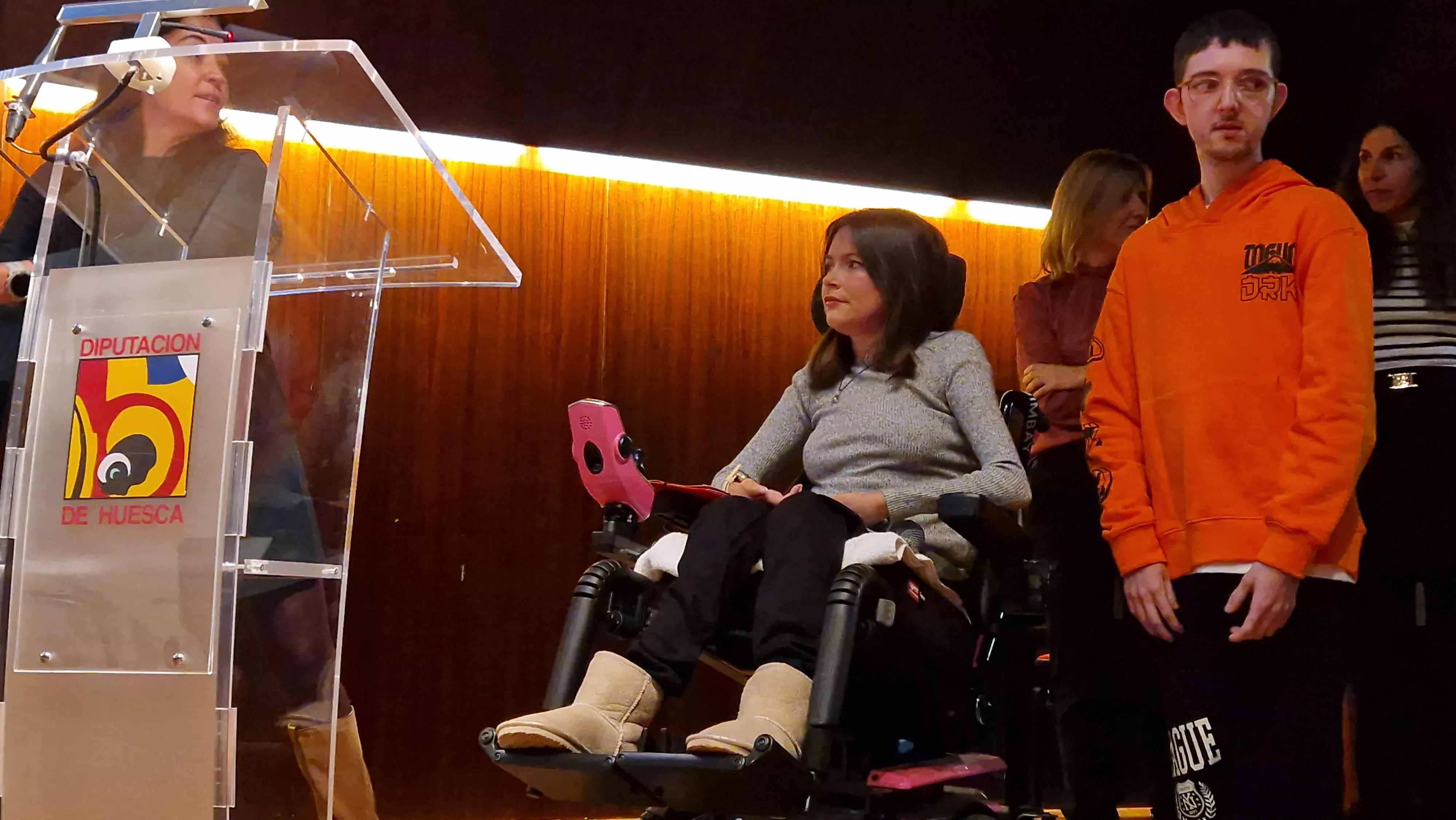 María y Pedro, en el momento de la entrega del Premio Cadis Huesca 2023. Foto Myriam Martínez