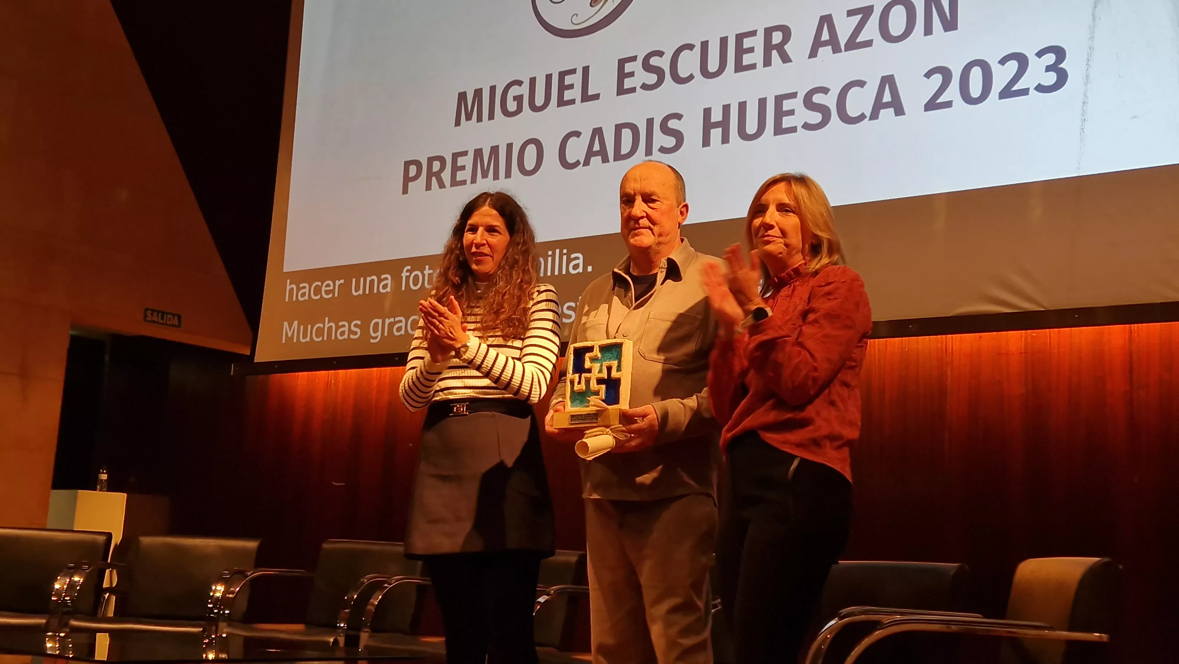 Miguel Escuer, Premio Cadis Huesca 2023, entre Sara Comenge y María Charte. Foto Myriam Martínez