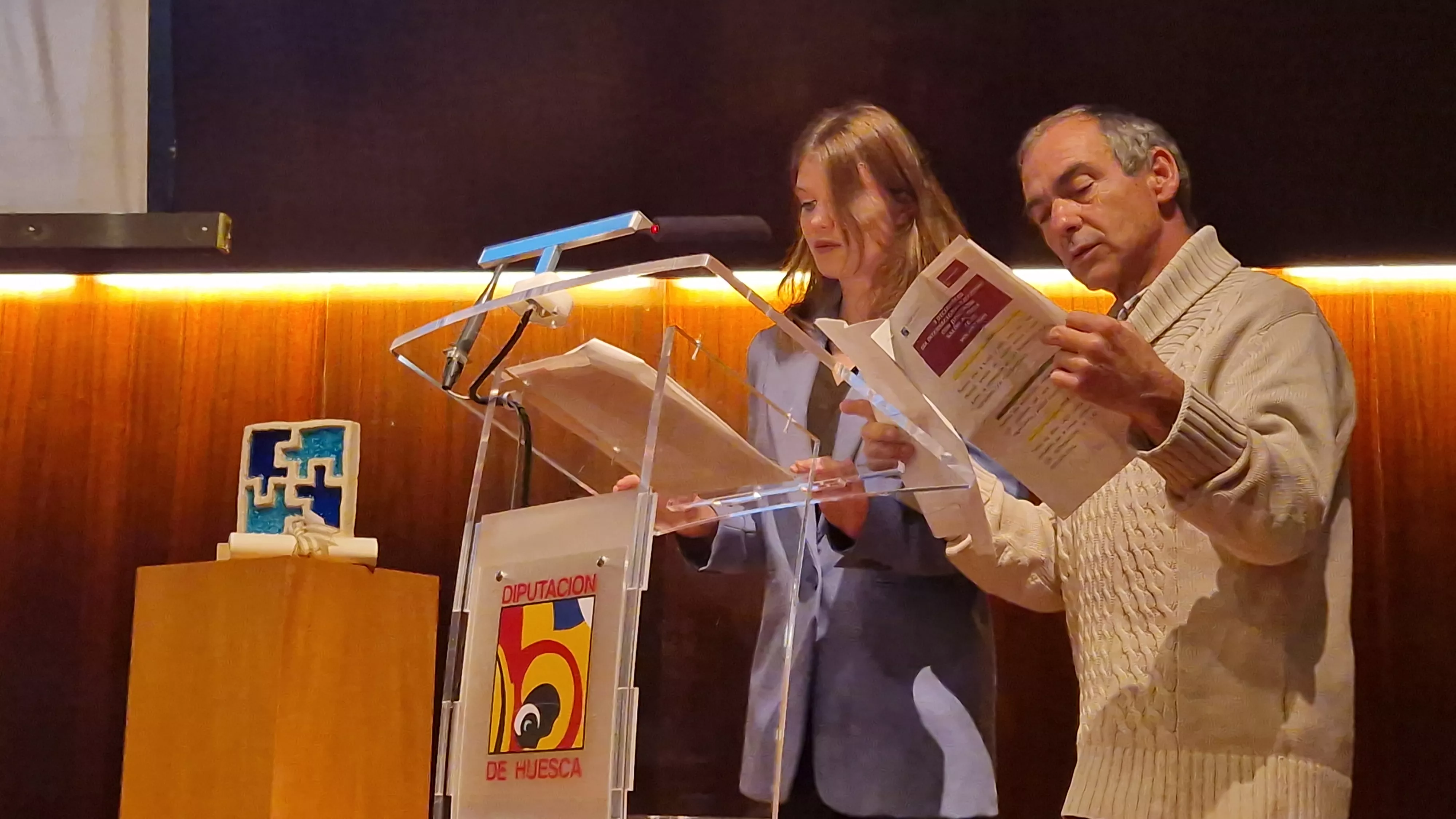Olga Matilla y Nacho Olivar, los presentadores de la gala del Día de la Discapacidad en Huesca. Foto Myriam Martínez