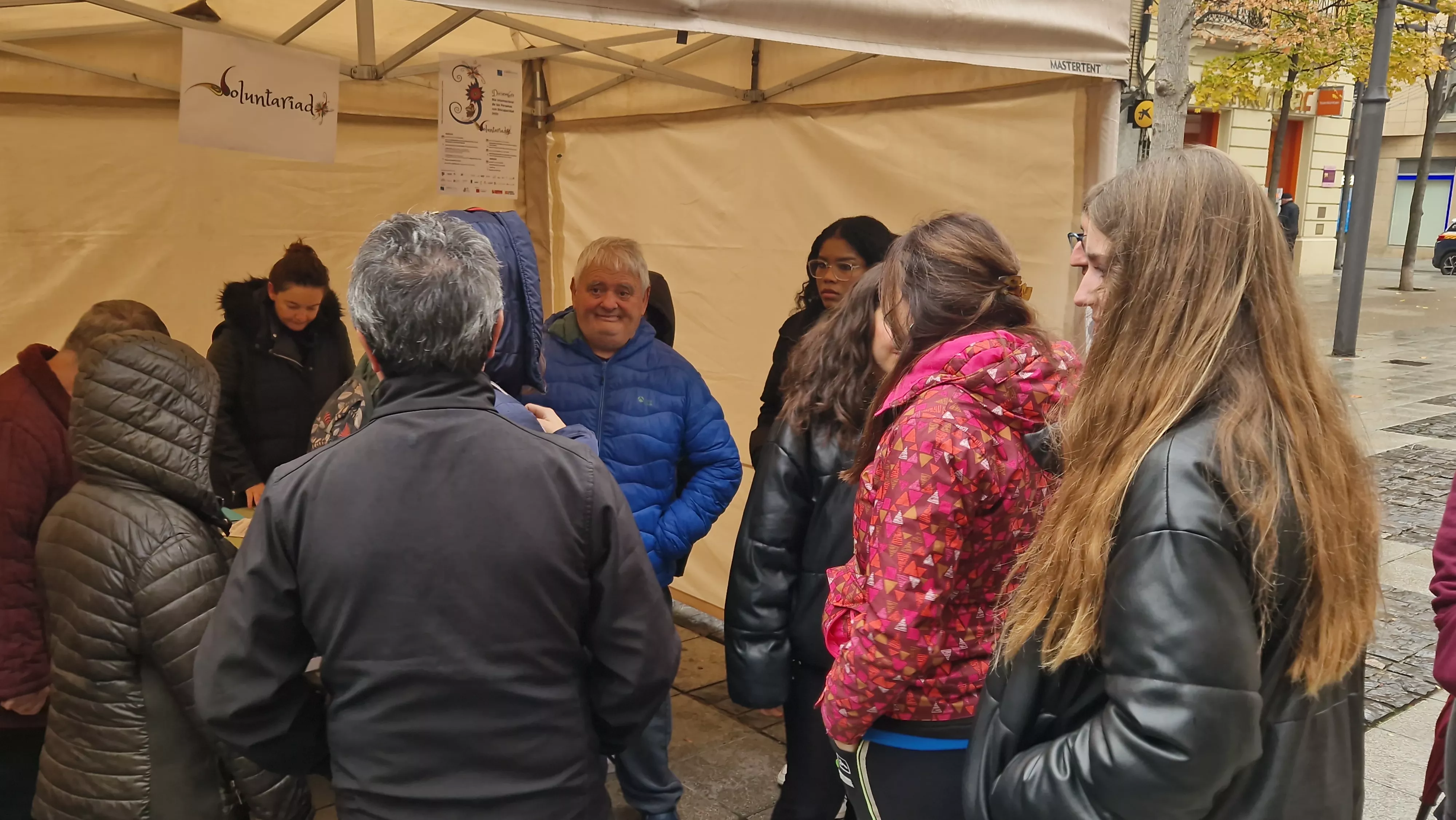 Juegos en la Plaza de Navarra, en el Día de la Discapacidad. Foto Myriam Martínez 