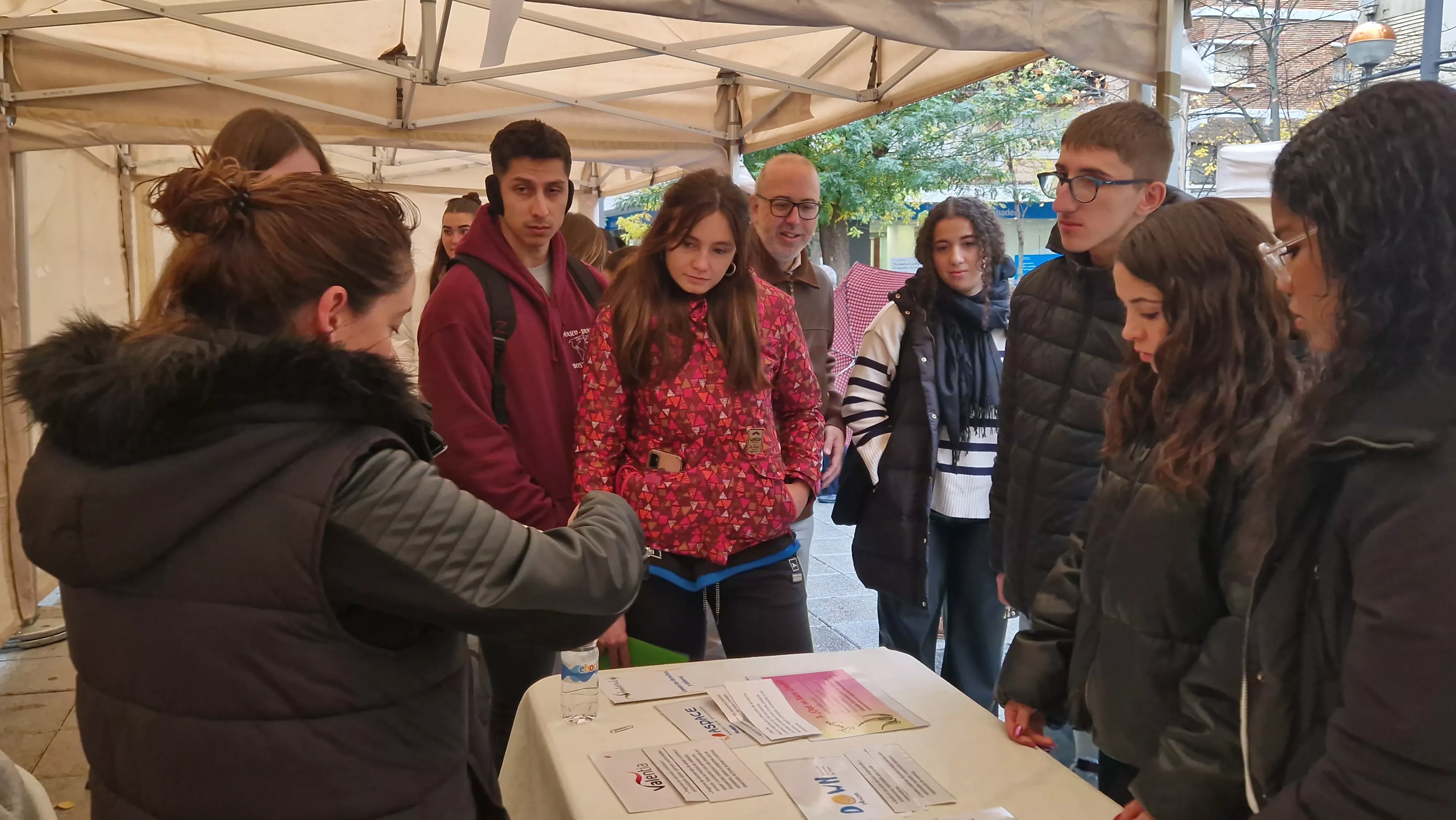 Juegos en la Plaza de Navarra, en el Día de la Discapacidad. Foto Myriam Martínez 