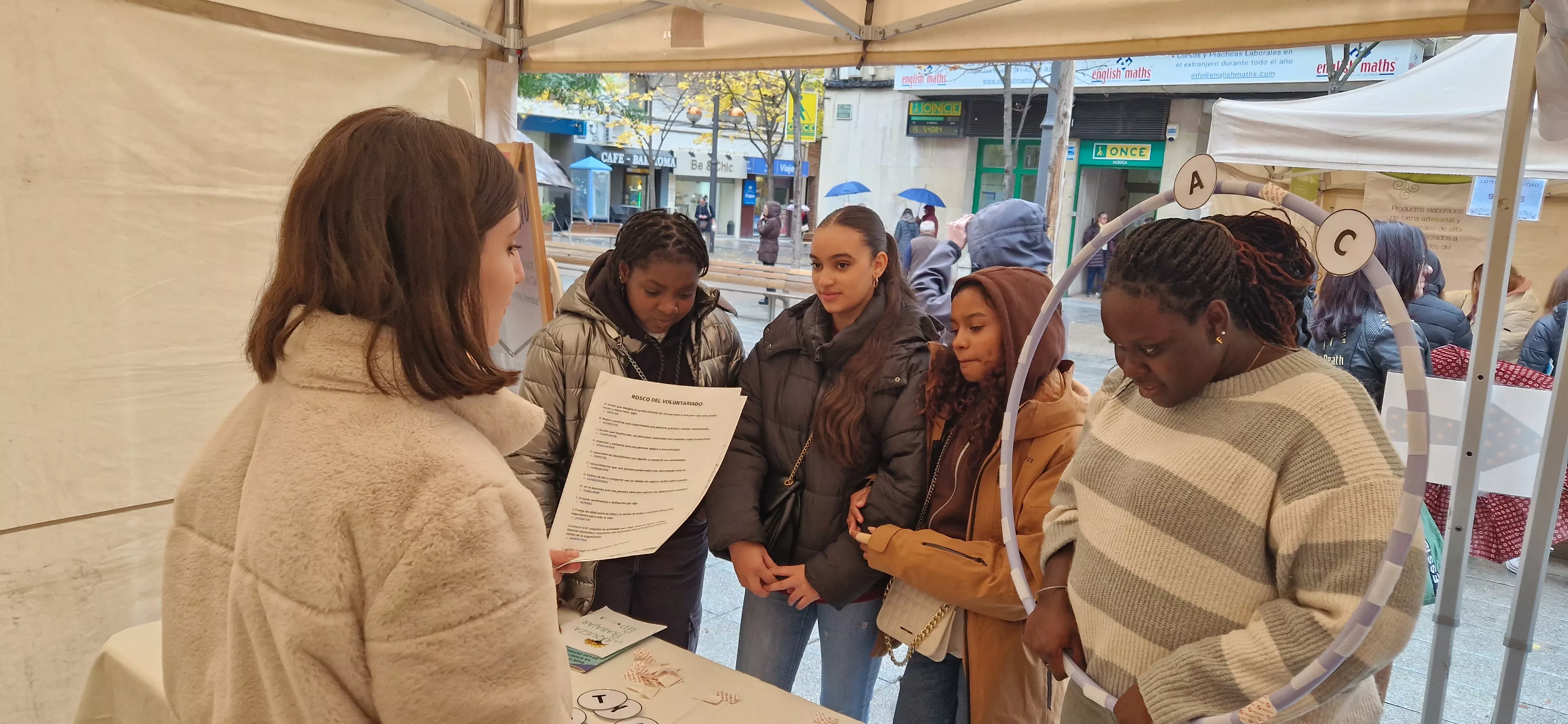 Juegos en la Plaza de Navarra, en el Día de la Discapacidad. Foto Myriam Martínez 