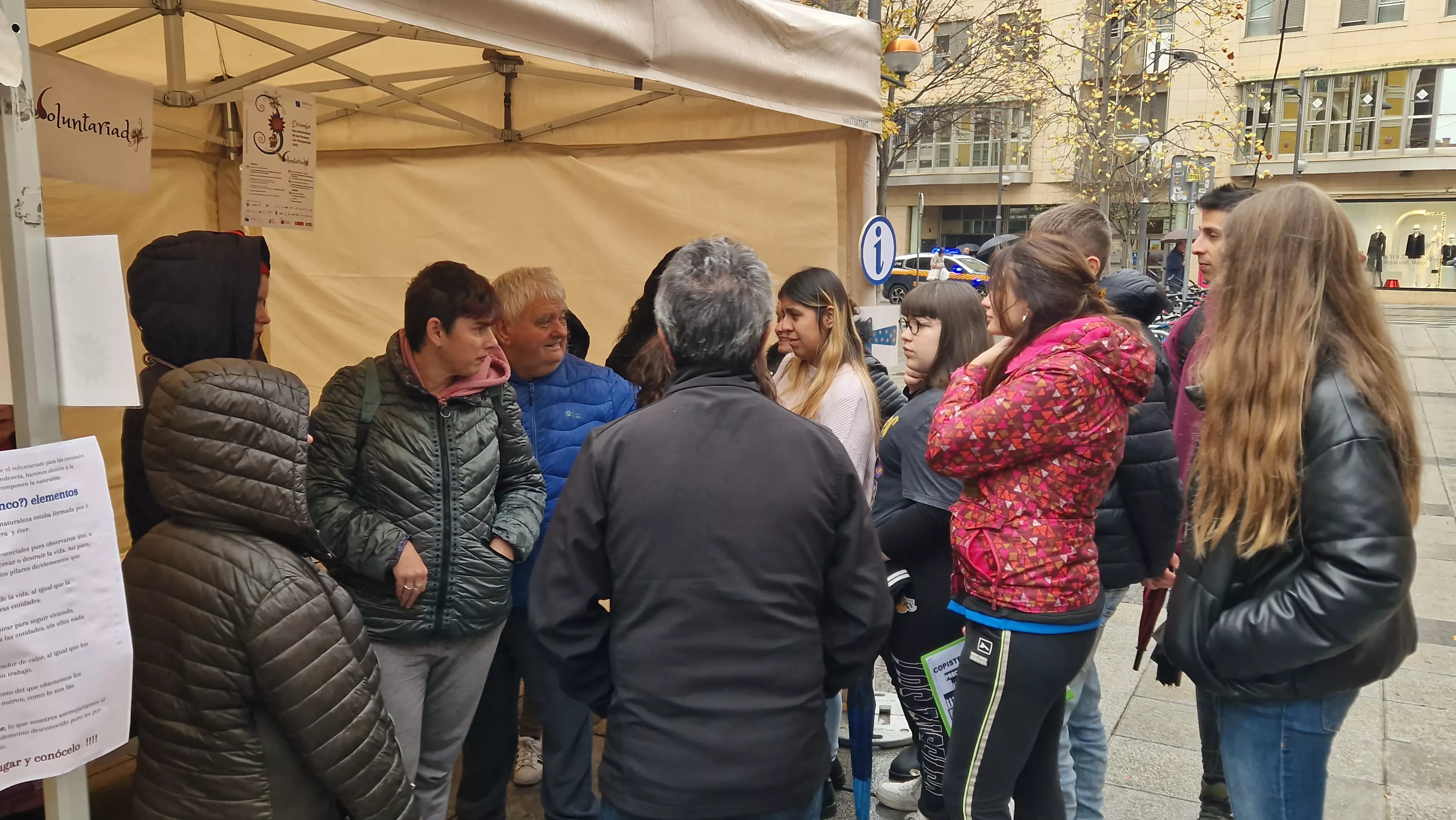 Juegos en la Plaza de Navarra, en el Día de la Discapacidad. Foto Myriam Martínez