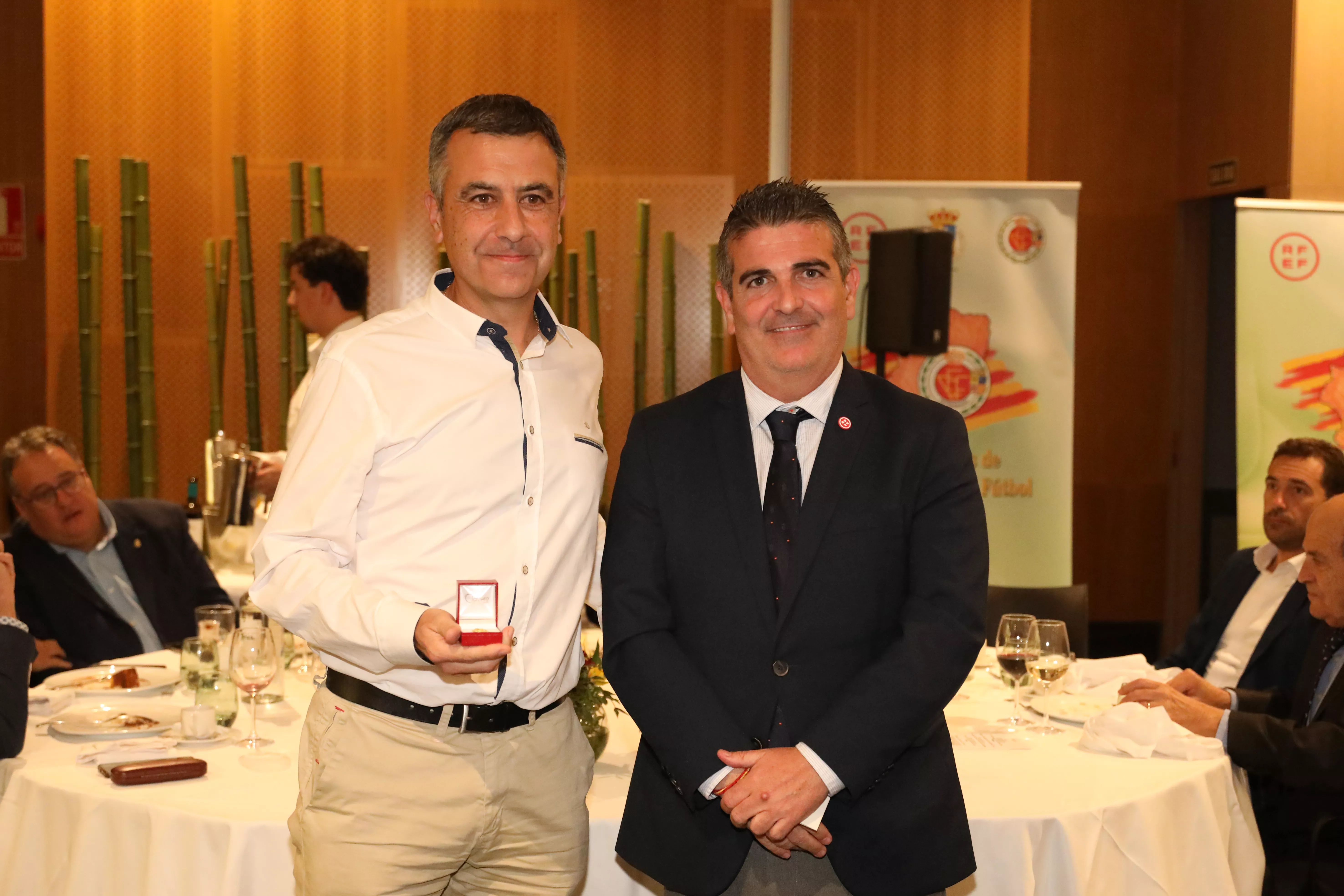 Insignia de Oro a Chemi Sobrevía. Foto Rubén Losada