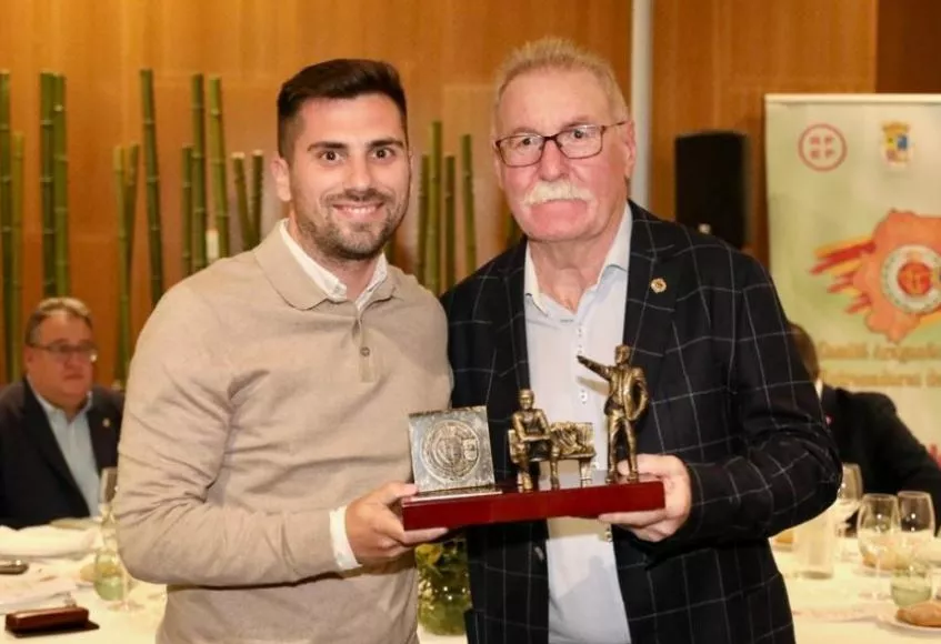 Título de campeón a Fran Puyer (At. Monzón). Foto Rubén Losada