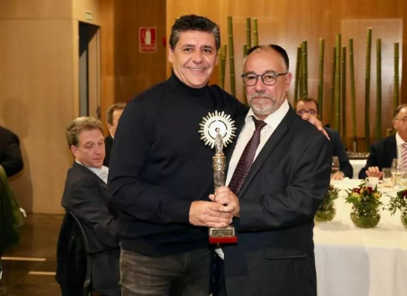 Distinción especial a Josete Tomás con Santos Rodríguez. Foto Rubén Losada