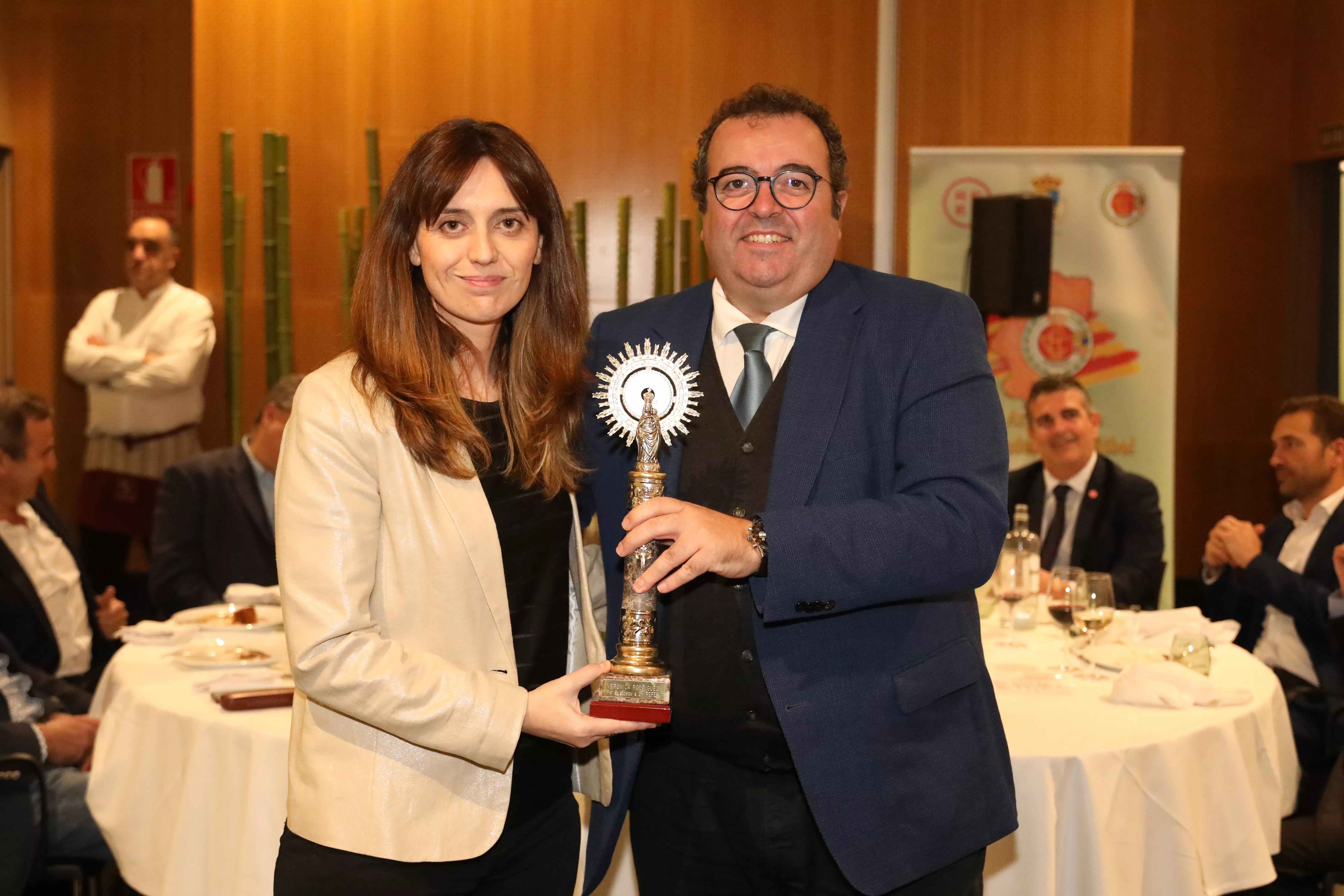 Azucena Rodríguez recoge el premio de Vero Rodríguez. Foto Rubén Losada