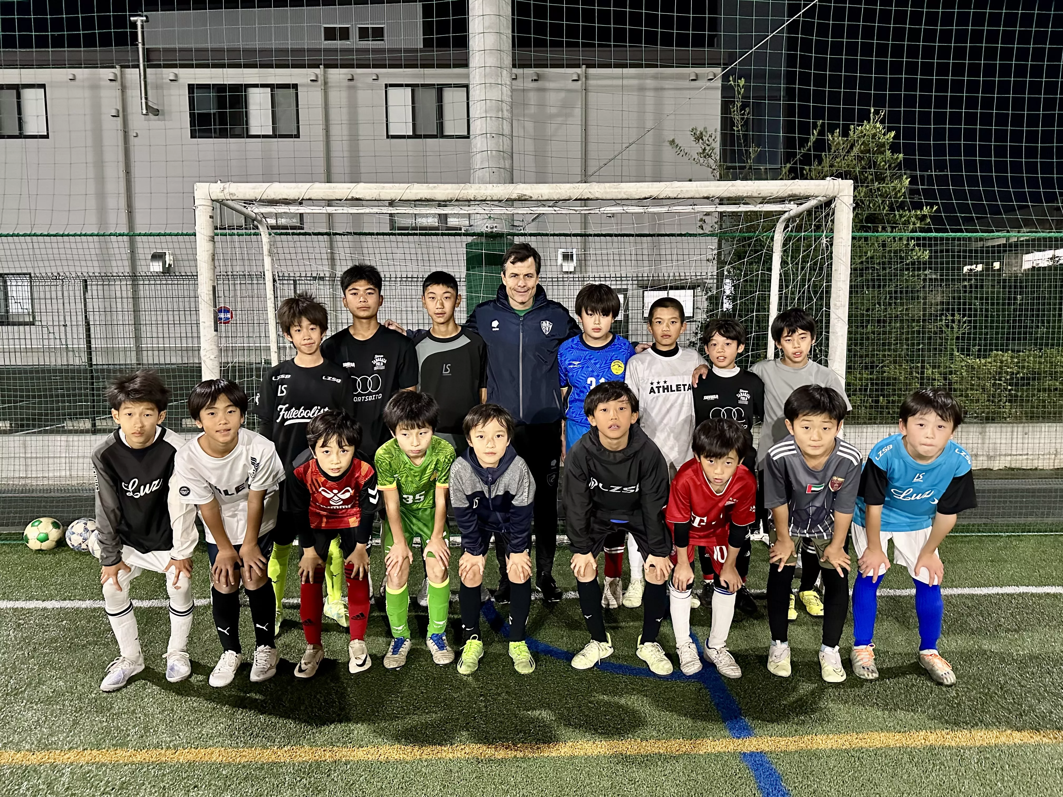 Juanjo Camacho, de la SDH Academy, en el centro, junto a jóvenes deportistas.
