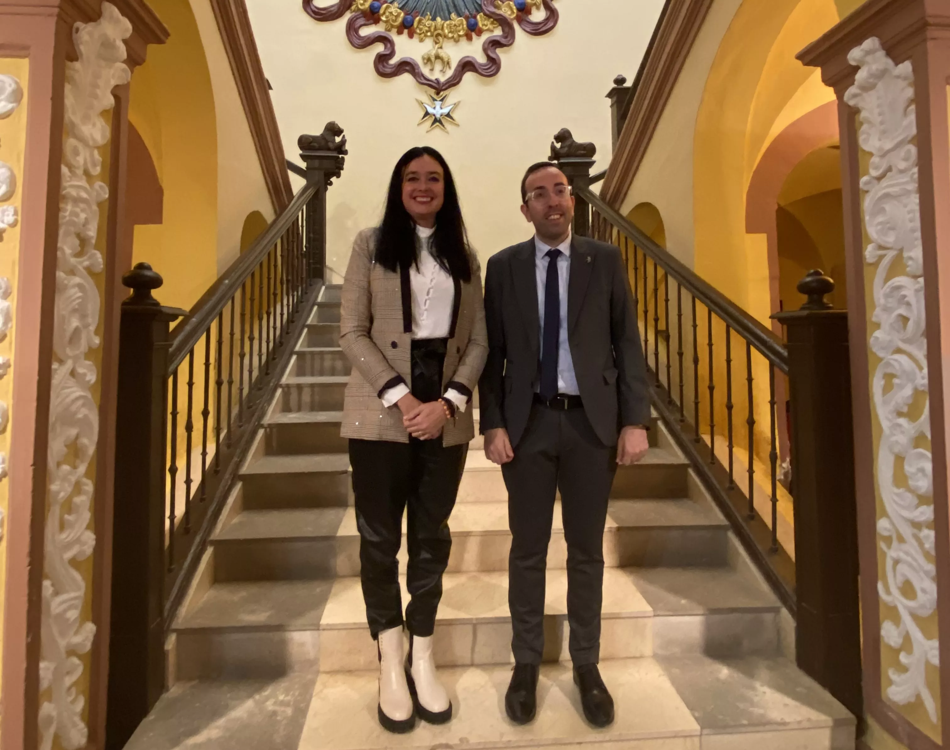 Lorena Orduna y Xavi Palau durante la visita institucional al Ayuntamiento de Huesca.