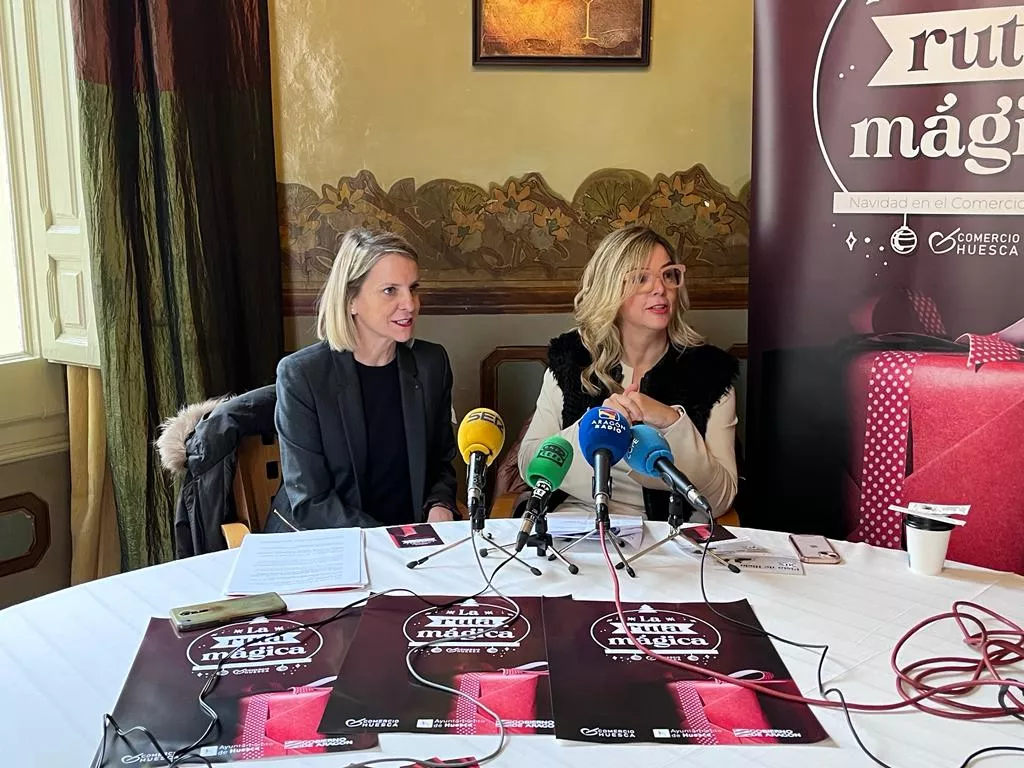 Nuria Mur y Susana Lacostena han presentado la campaña de Navidad del comercio de Huesca.