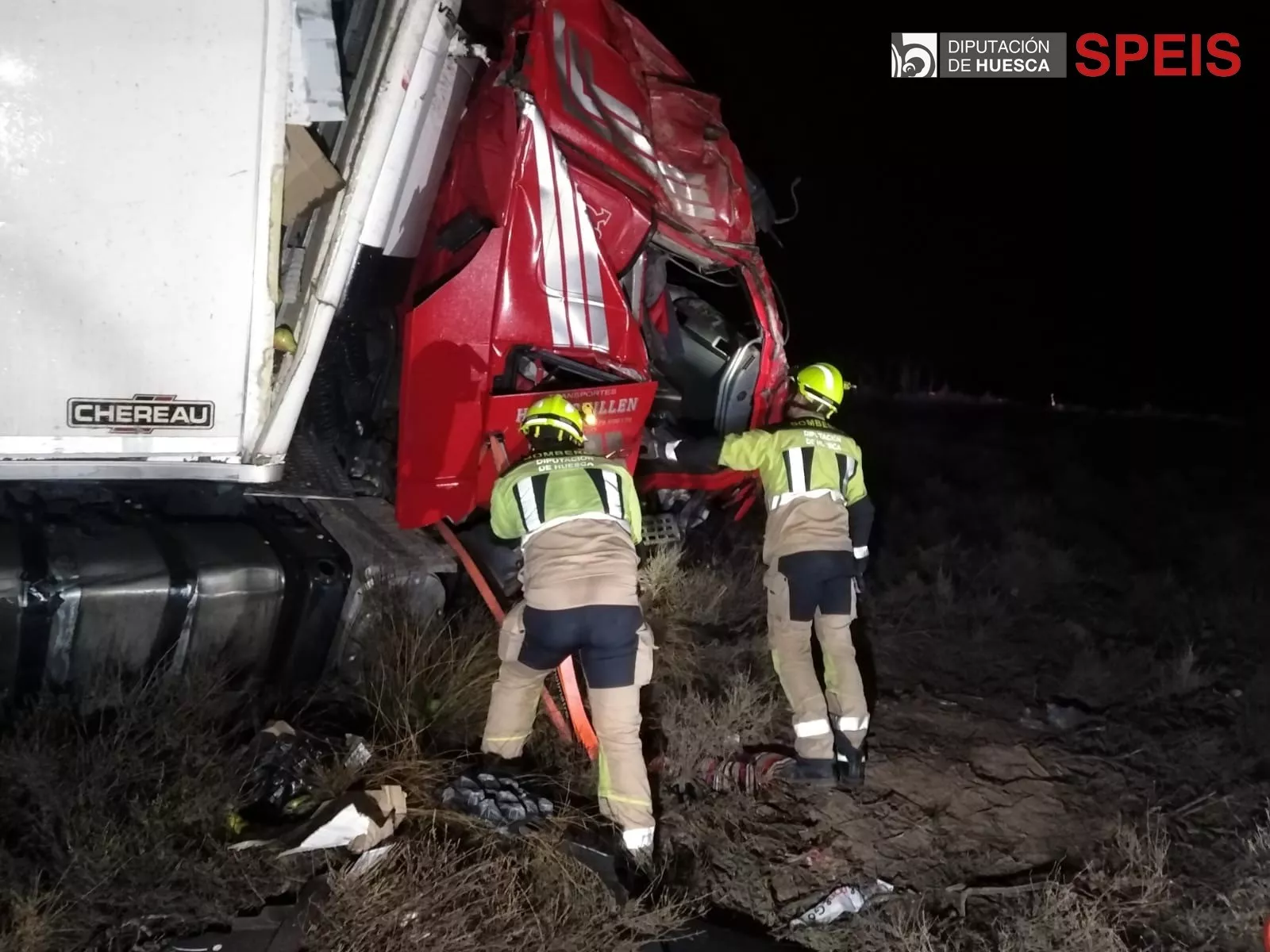 Trabajos de los bomberos en el accidente en Fraga