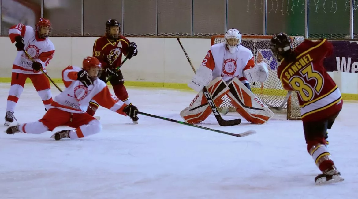 Imagen del partido disputado en la pista de Valdemoro. Foto CH Jaca