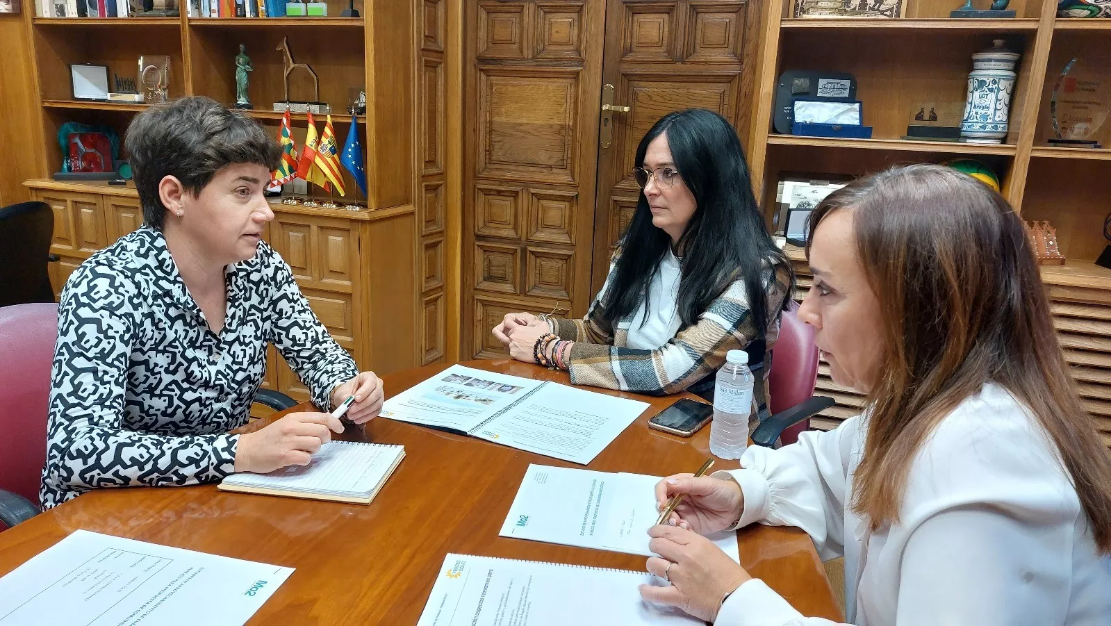 Silvia Mellado, de Verdes Equo, en una foto de archivo con Lorena Orduna y Gema Allué en el Ayuntamiento de Huesca.