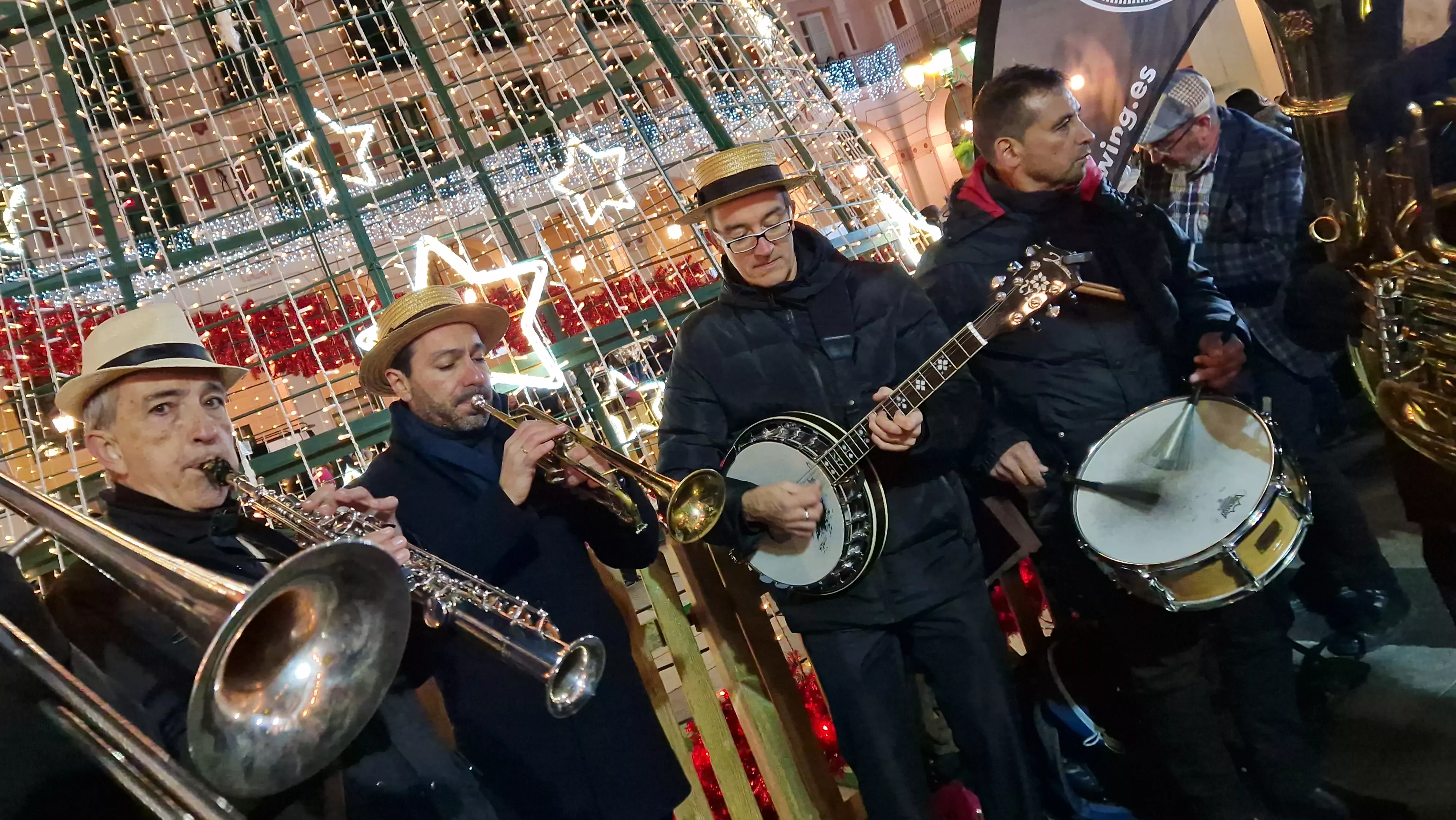 Encendido navideño y reparto de chocolate en Huesca. Foto Myriam Martínez 
