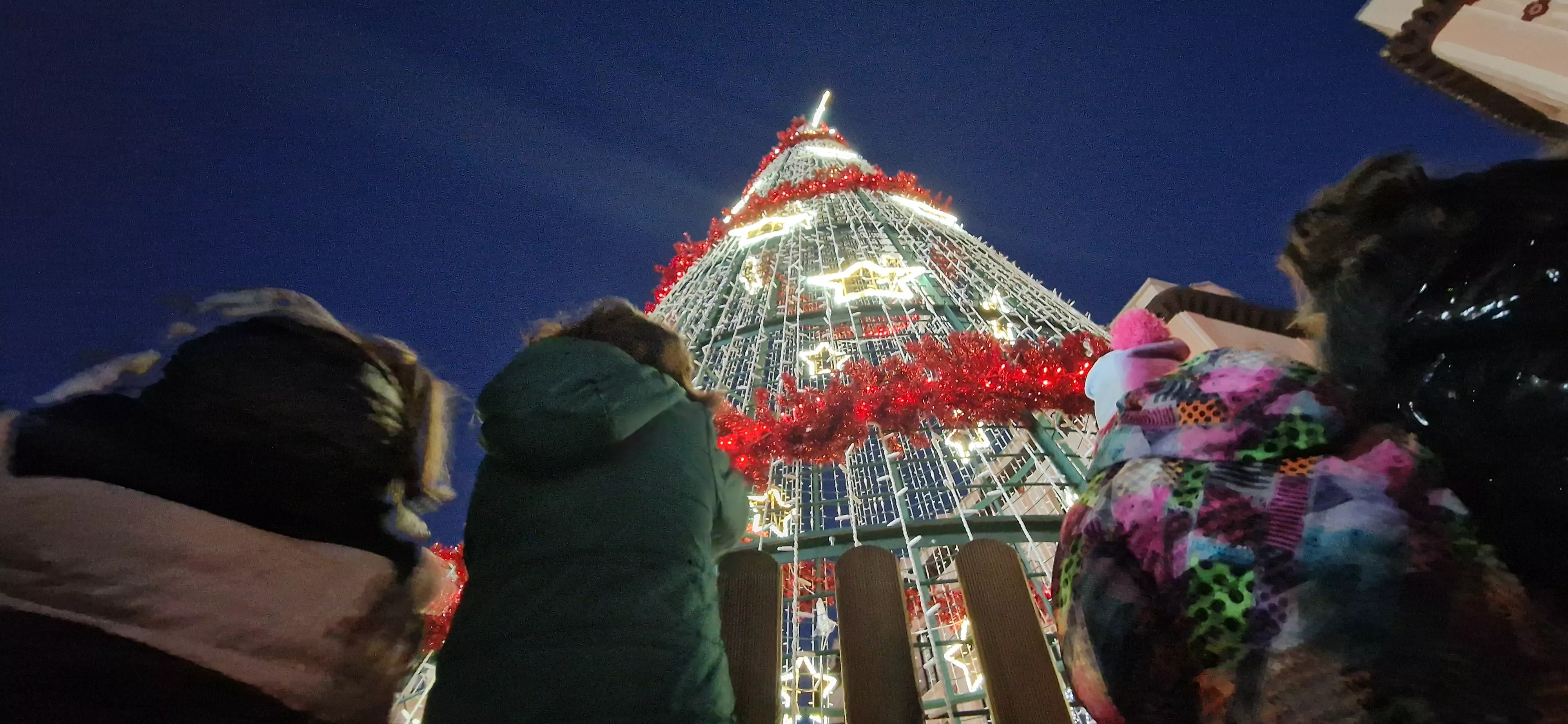 Encendido navideño y reparto de chocolate en Huesca. Foto Myriam Martínez 