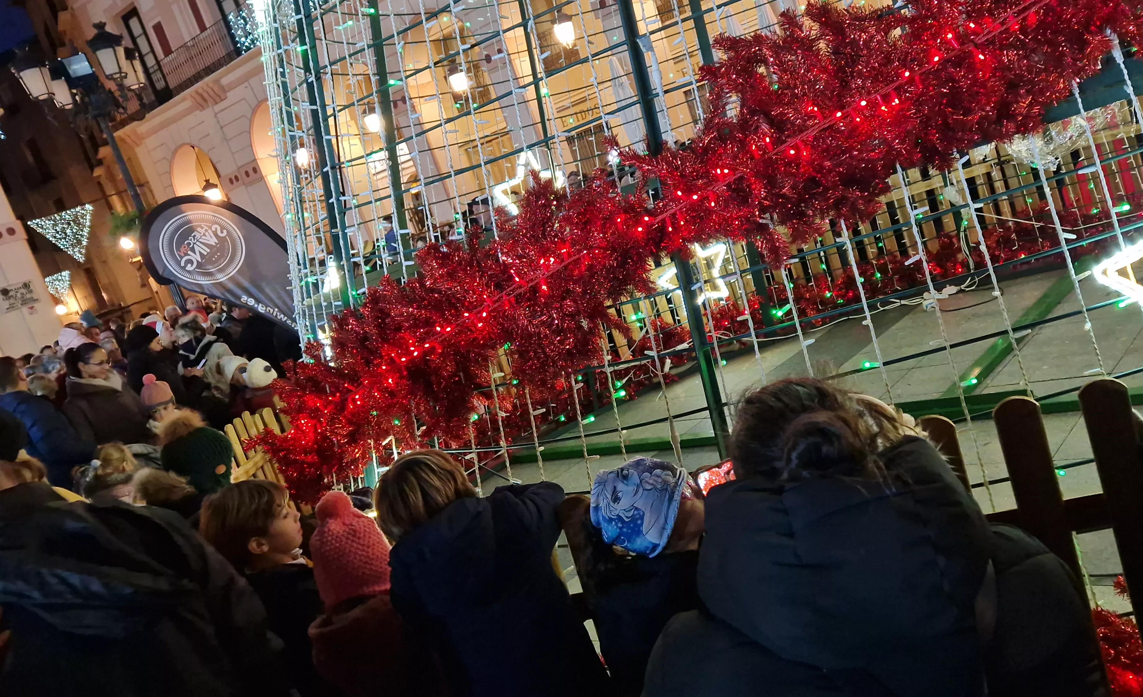 Encendido navideño y reparto de chocolate en Huesca. Foto Myriam Martínez 