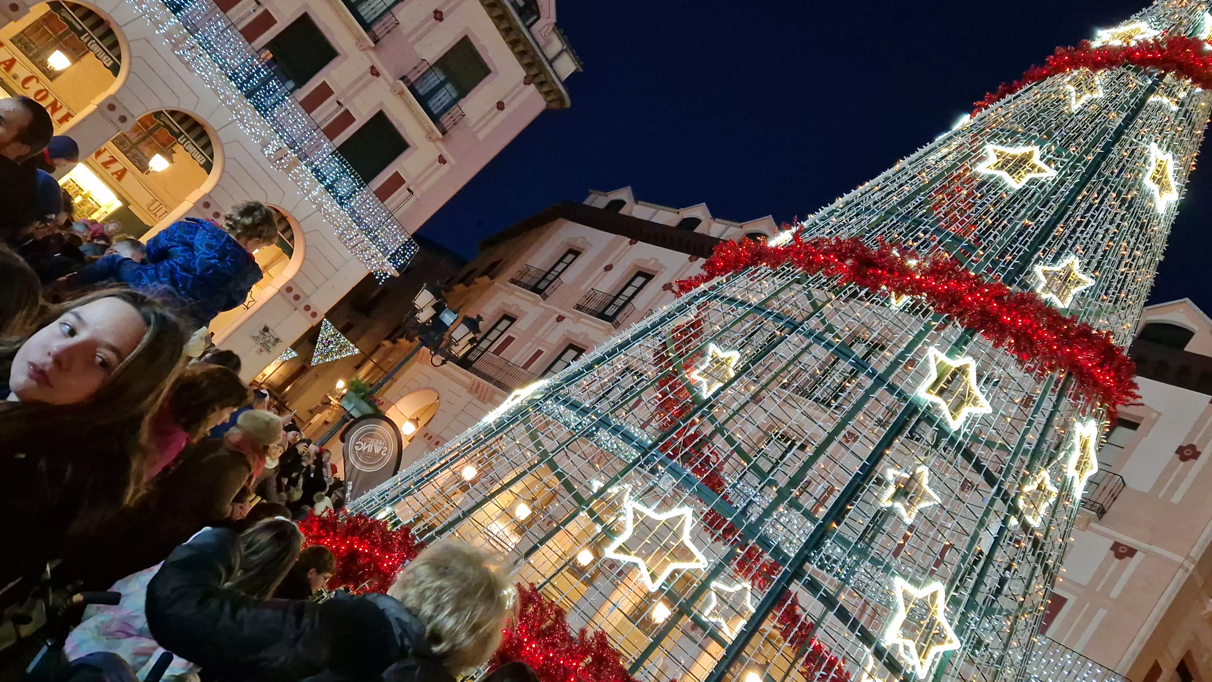 Encendido navideño y reparto de chocolate en Huesca. Foto Myriam Martínez 