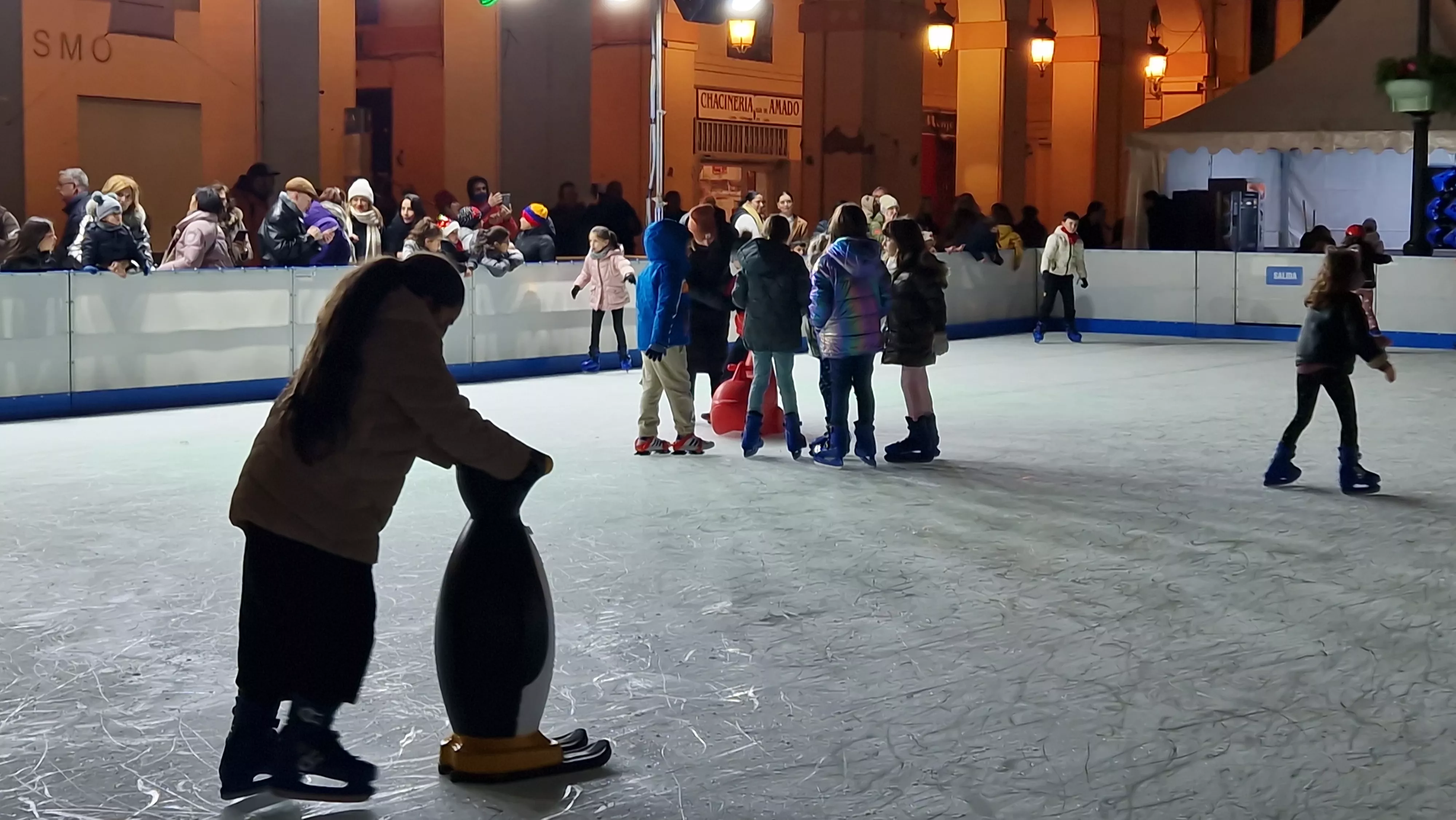Encendido navideño y reparto de chocolate en Huesca. Foto Myriam Martínez 