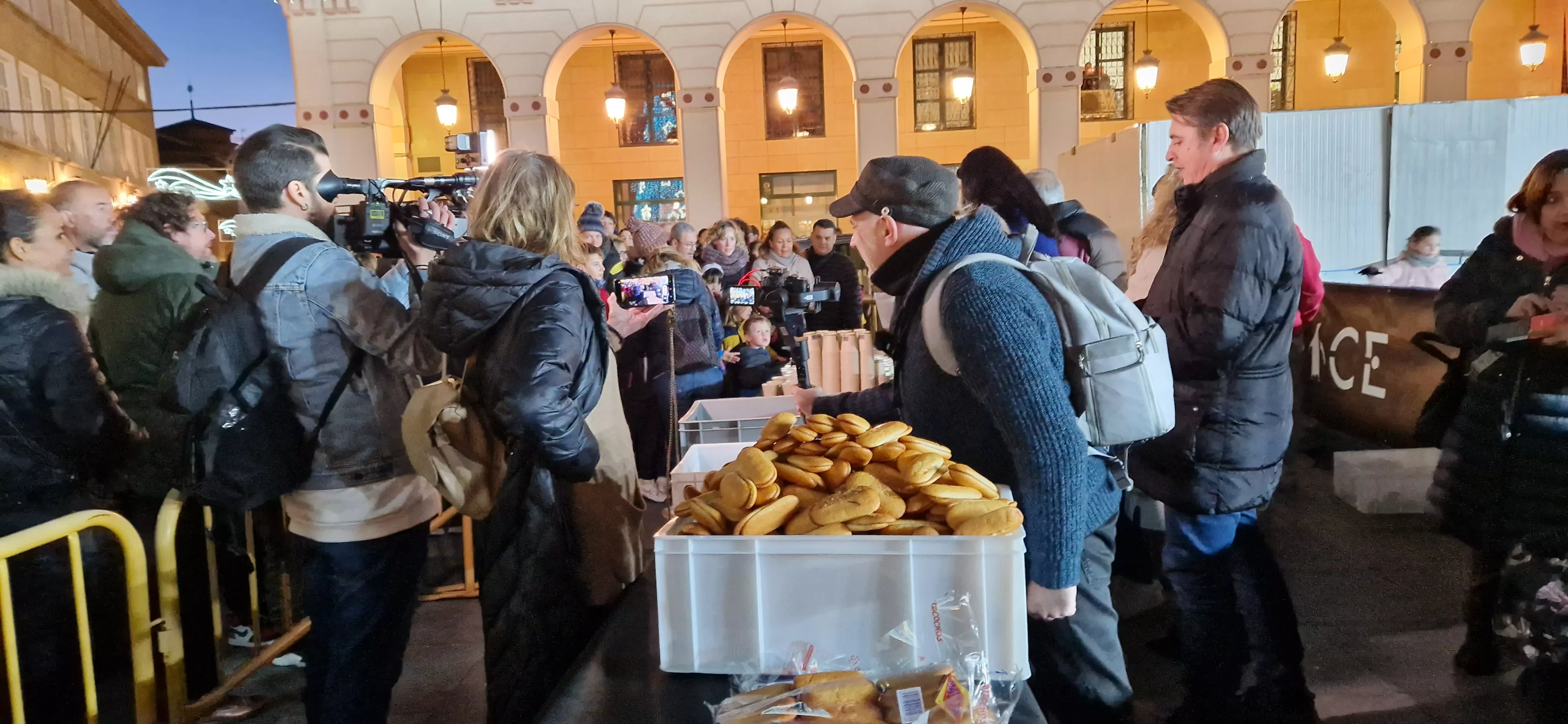 Encendido navideño y reparto de chocolate en Huesca. Foto Myriam Martínez 