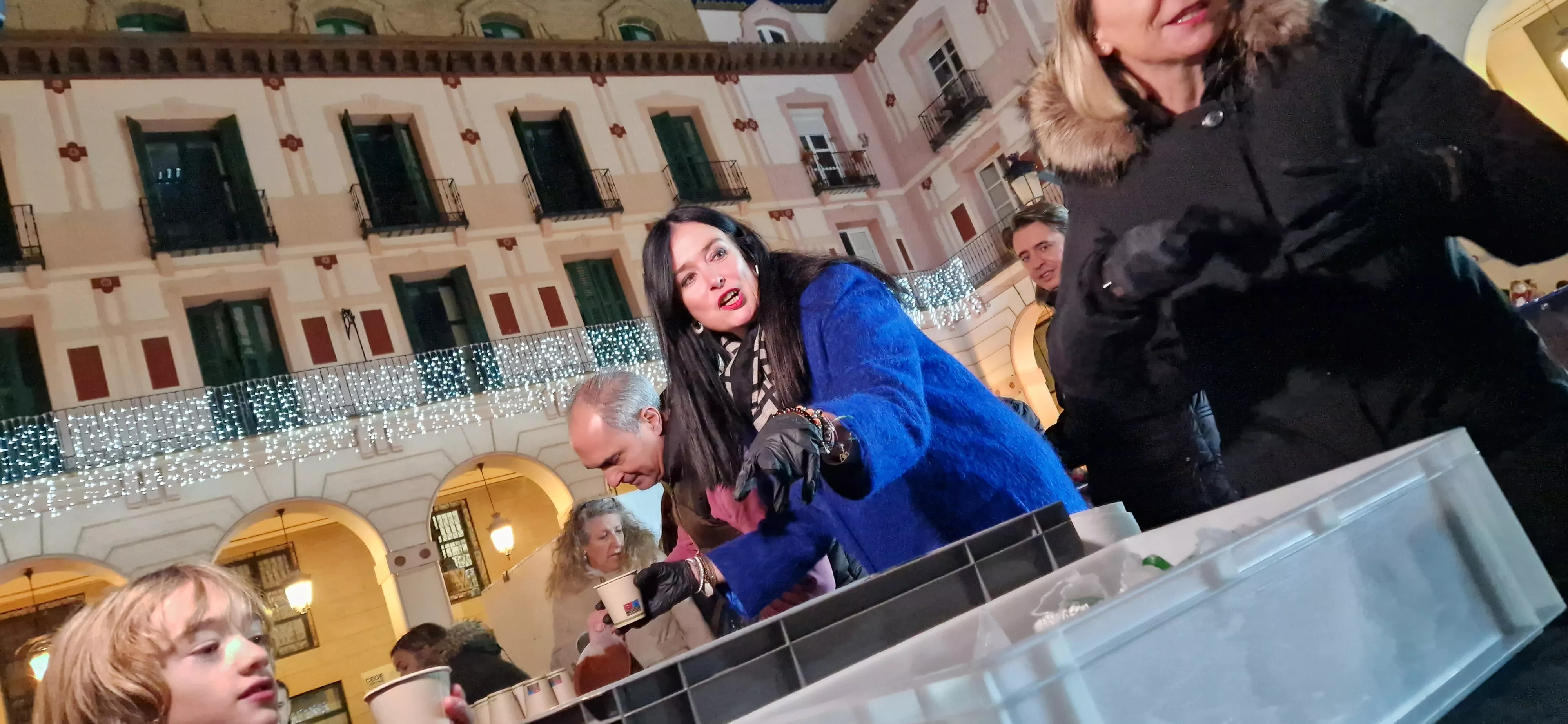 Encendido navideño y reparto de chocolate en Huesca. Foto Myriam Martínez 