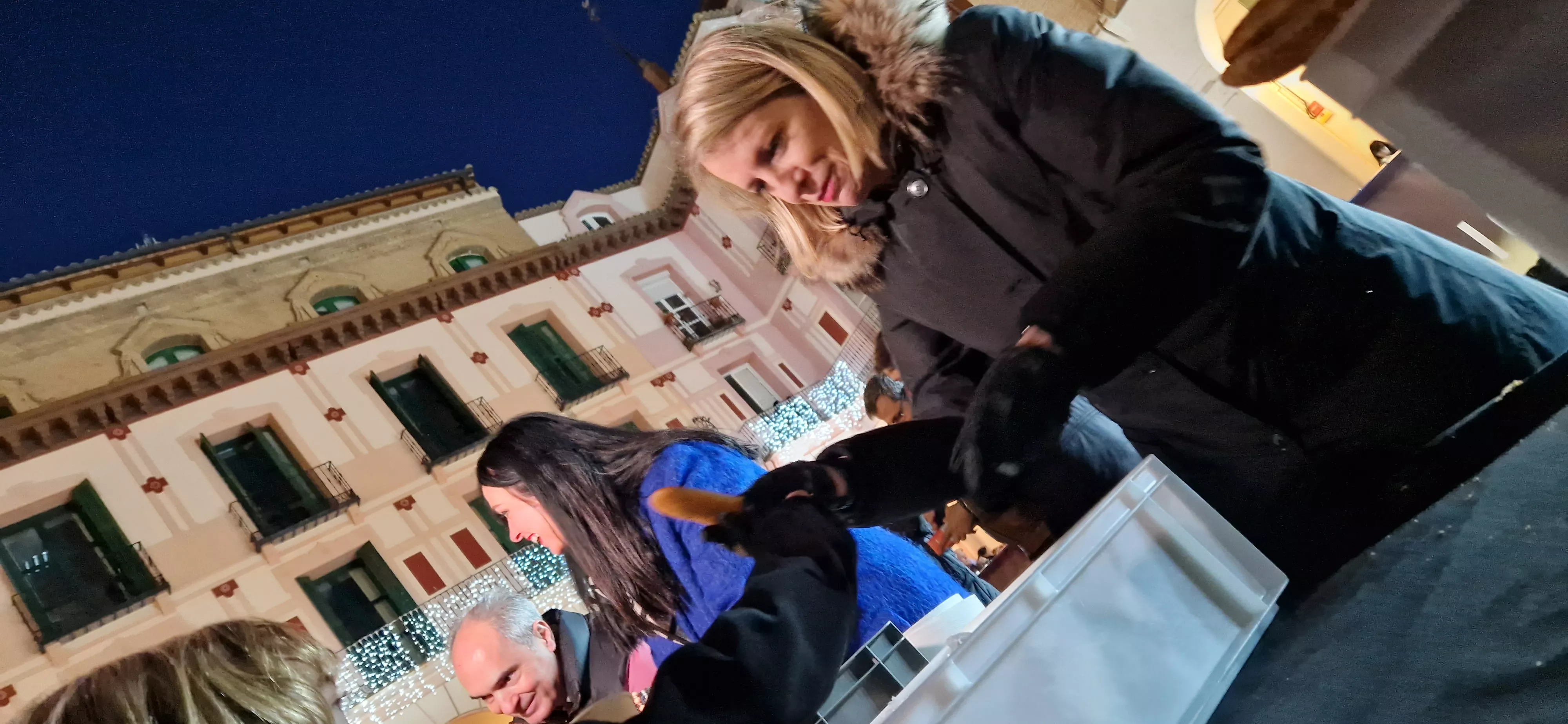 Encendido navideño y reparto de chocolate en Huesca. Foto Myriam Martínez 