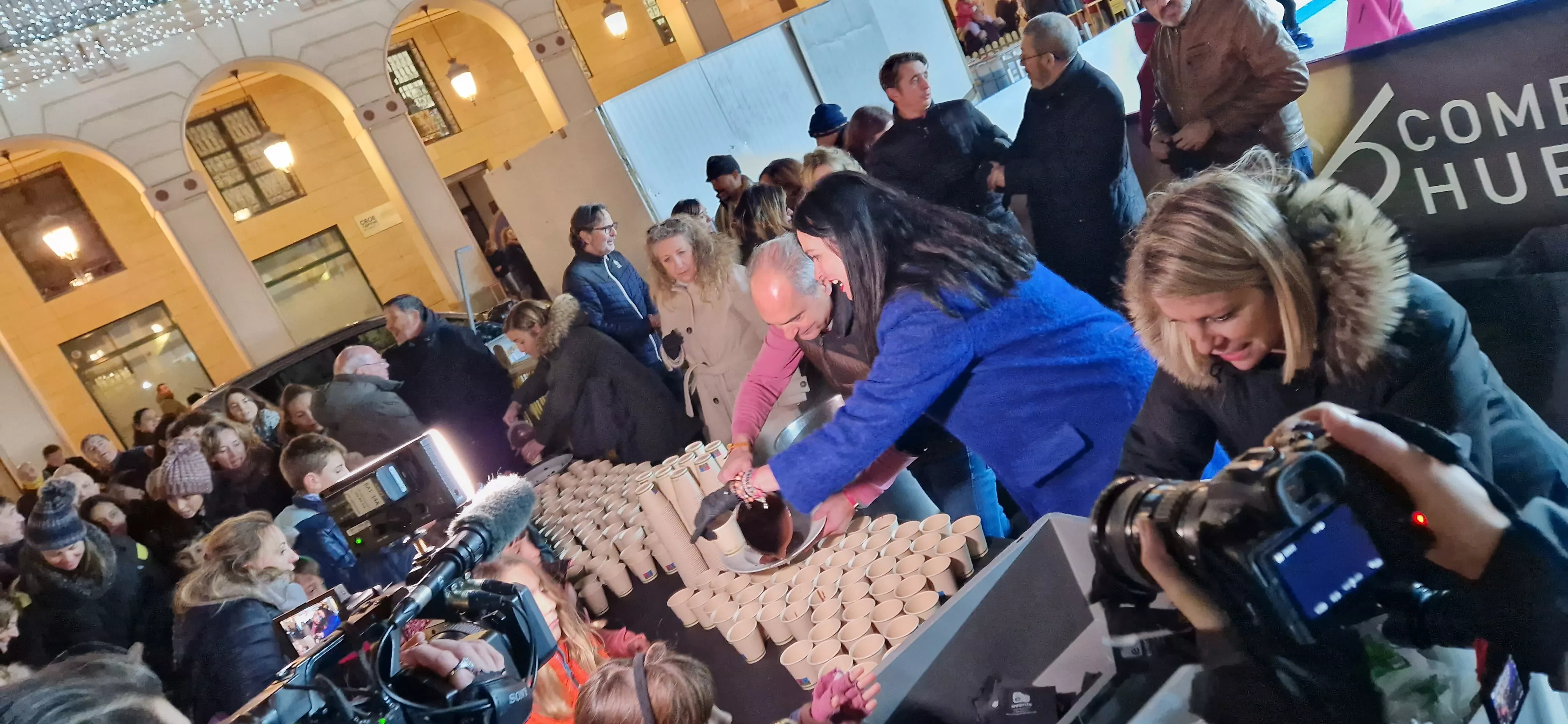 Encendido navideño y reparto de chocolate en Huesca. Foto Myriam Martínez 