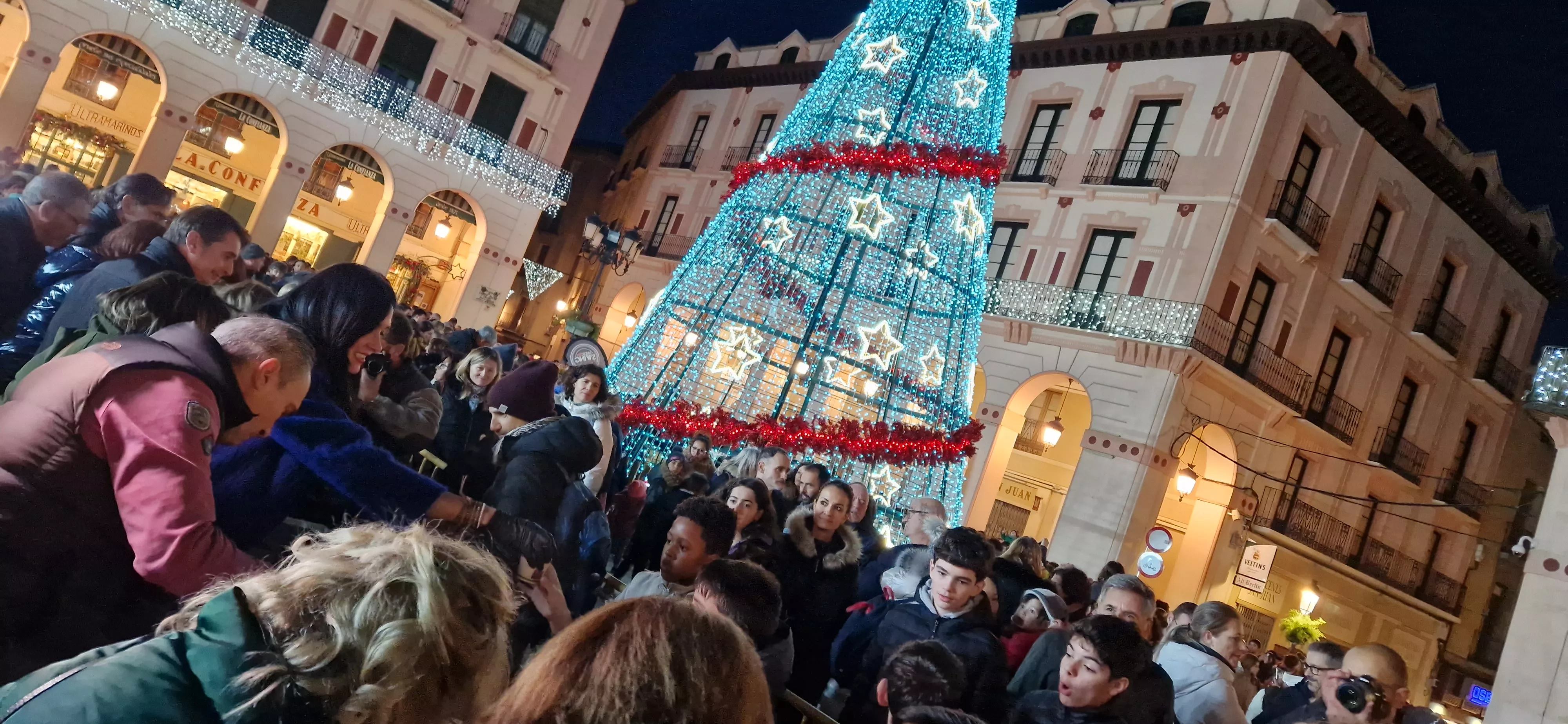 Encendido navideño y reparto de chocolate en Huesca. Foto Myriam Martínez 