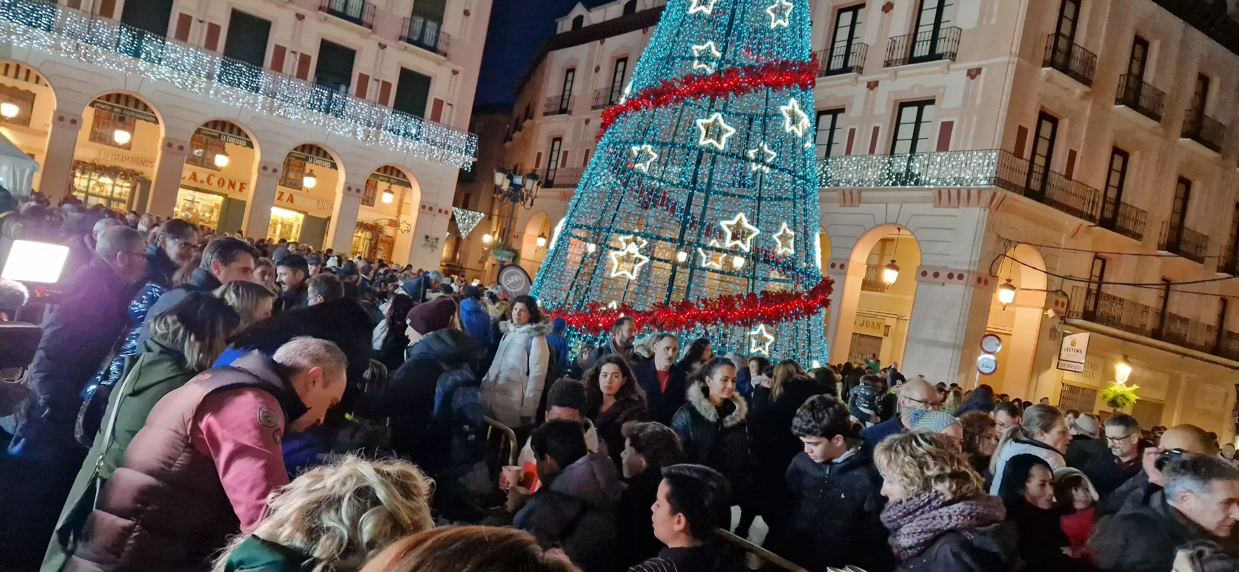 Encendido navideño y reparto de chocolate en Huesca. Foto Myriam Martínez 