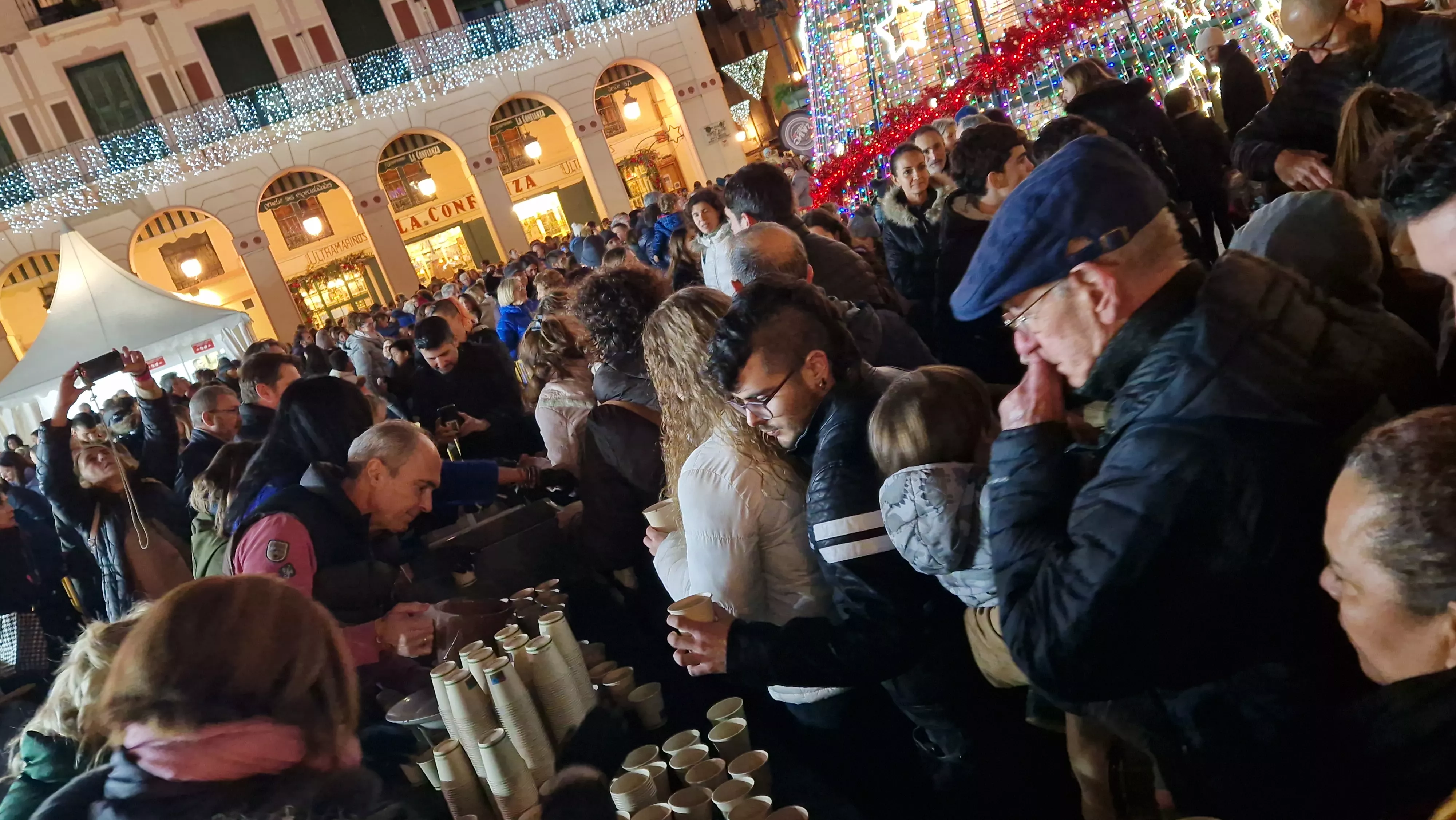 Encendido navideño y reparto de chocolate en Huesca. Foto Myriam Martínez 