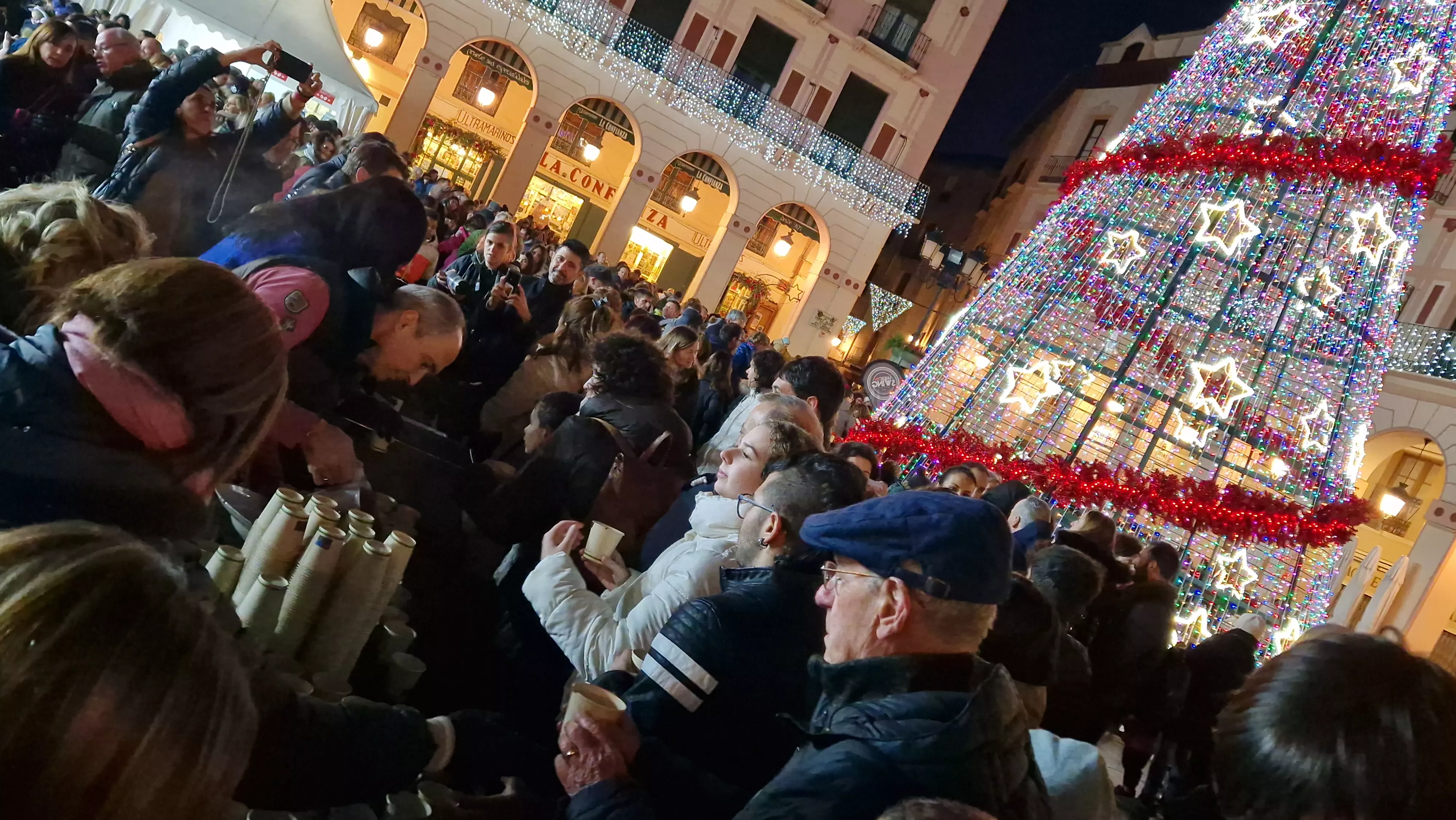 Encendido navideño y reparto de chocolate en Huesca. Foto Myriam Martínez 