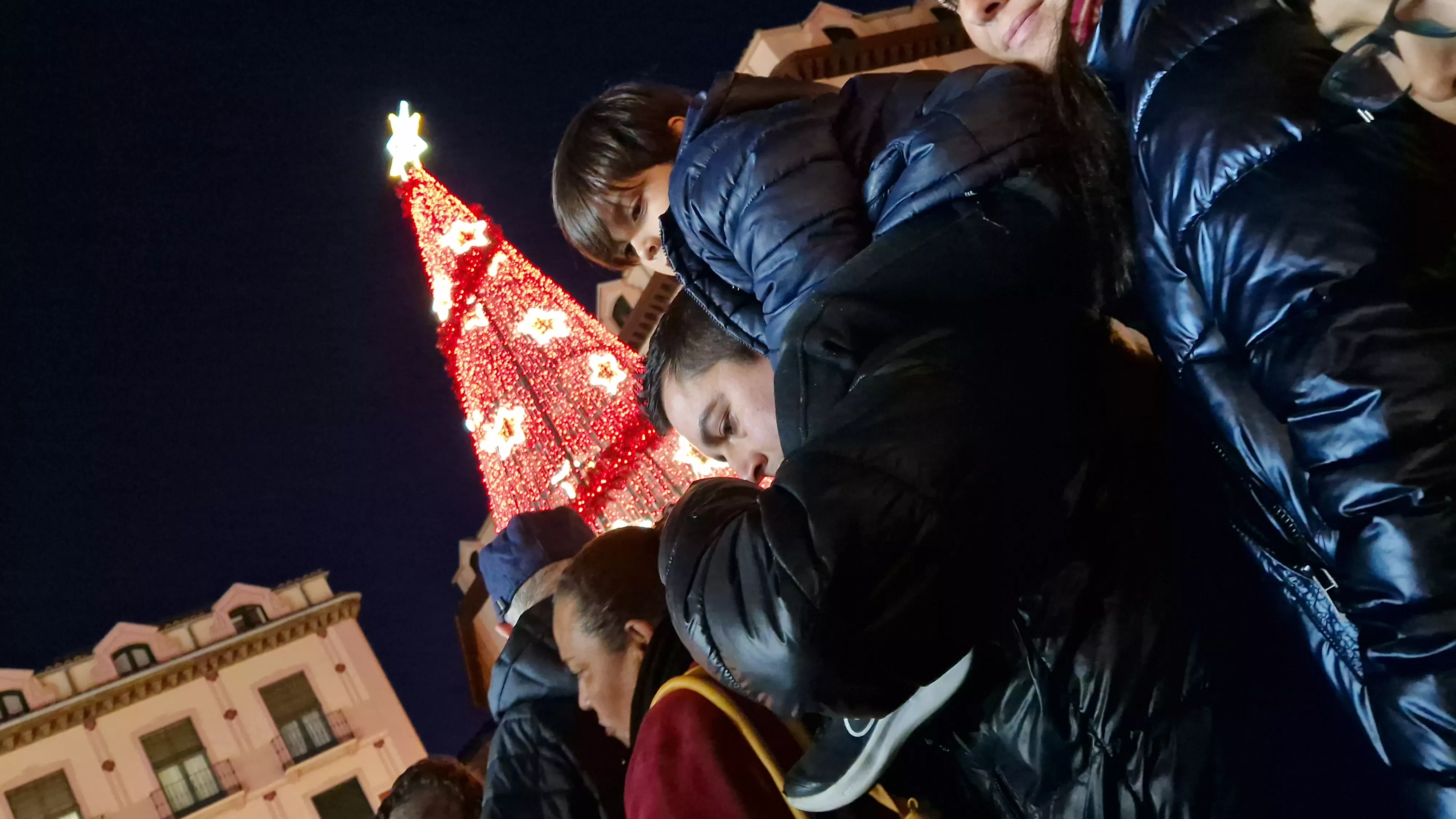 Encendido navideño y reparto de chocolate en Huesca. Foto Myriam Martínez 