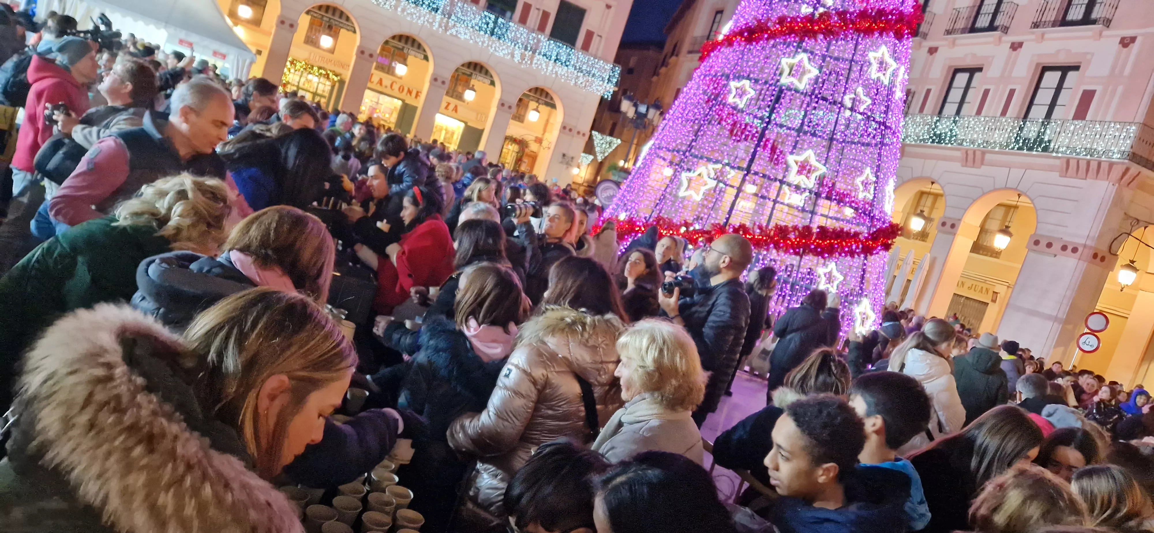 Encendido navideño y reparto de chocolate en Huesca. Foto Myriam Martínez 