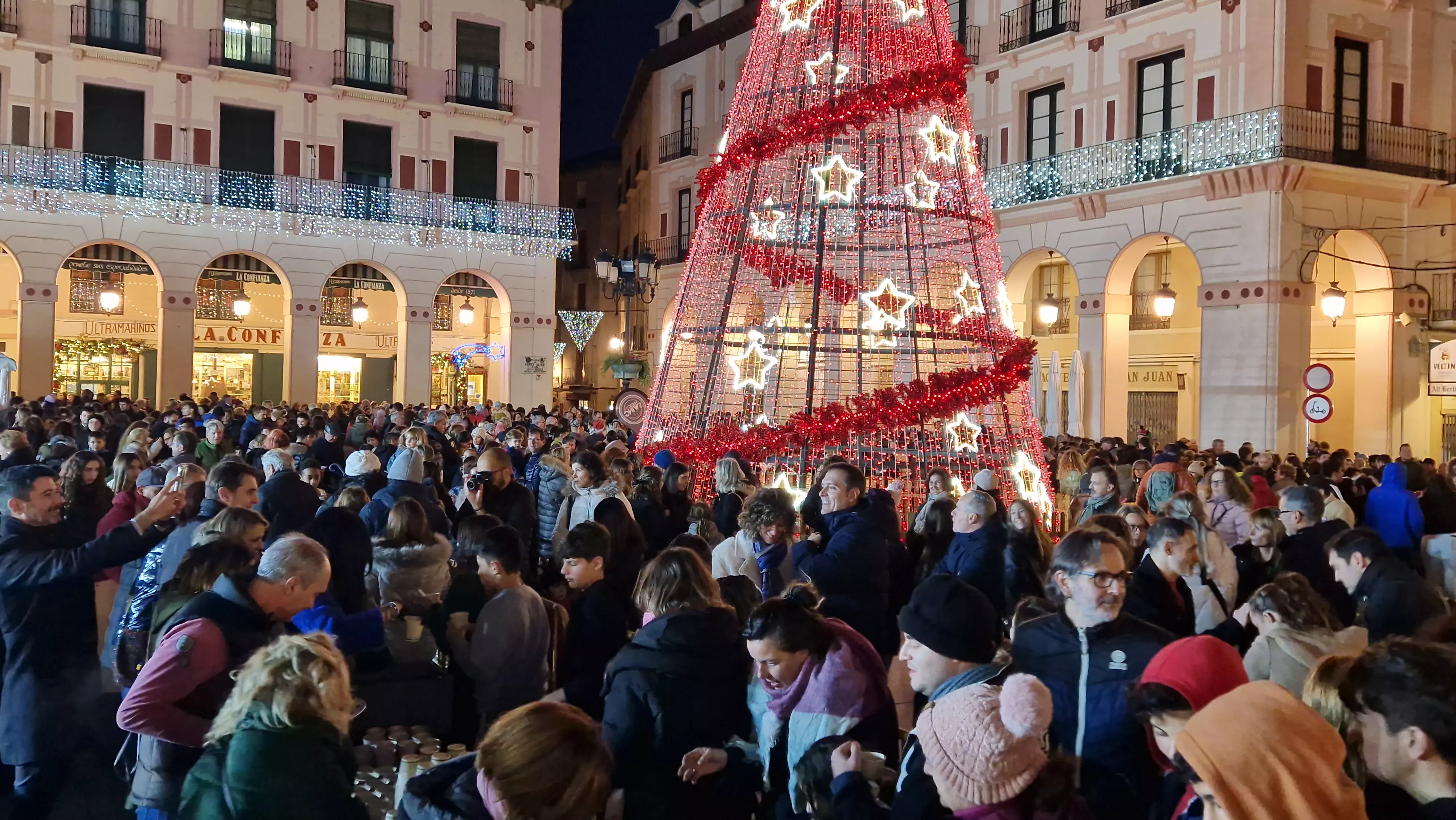 Encendido navideño y reparto de chocolate en Huesca. Foto Myriam Martínez 