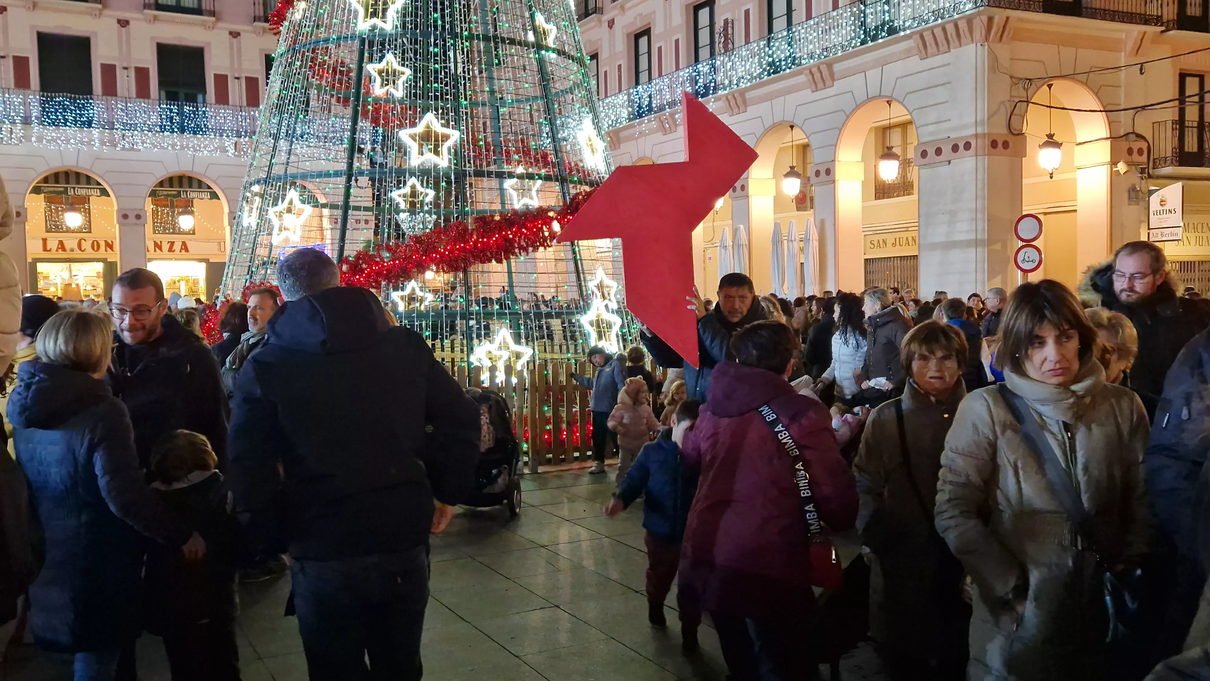 Encendido navideño y reparto de chocolate en Huesca. Foto Myriam Martínez (18)