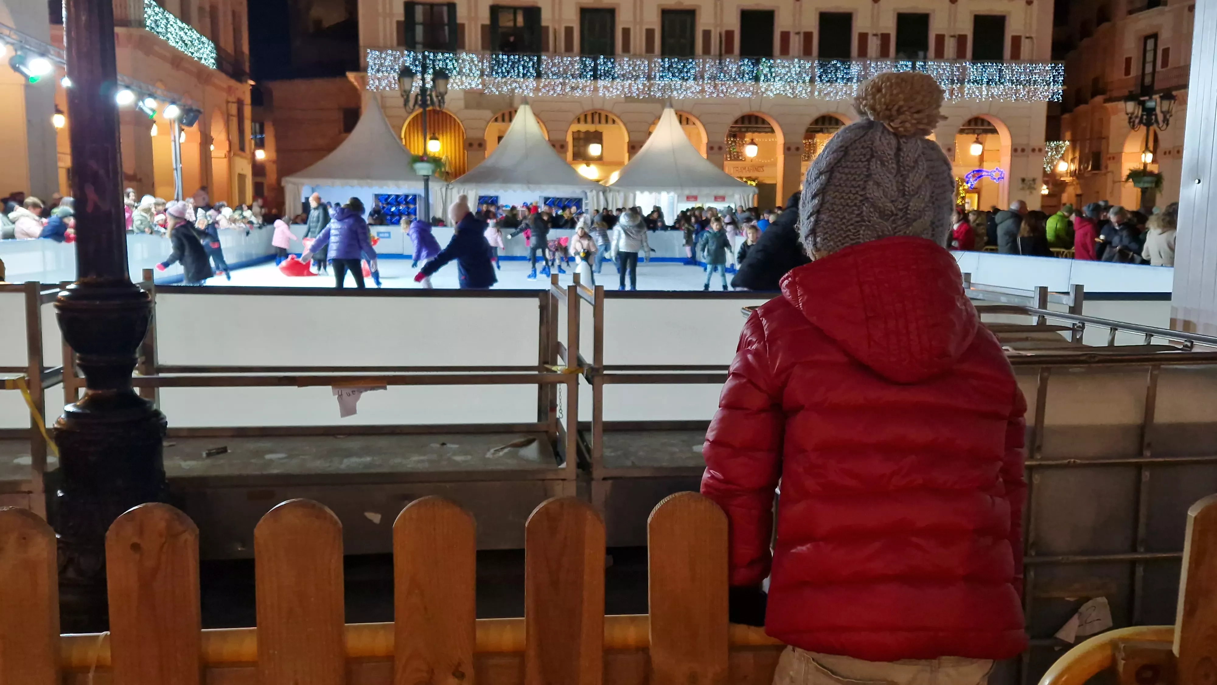 Encendido navideño y reparto de chocolate en Huesca. Foto Myriam Martínez (19)