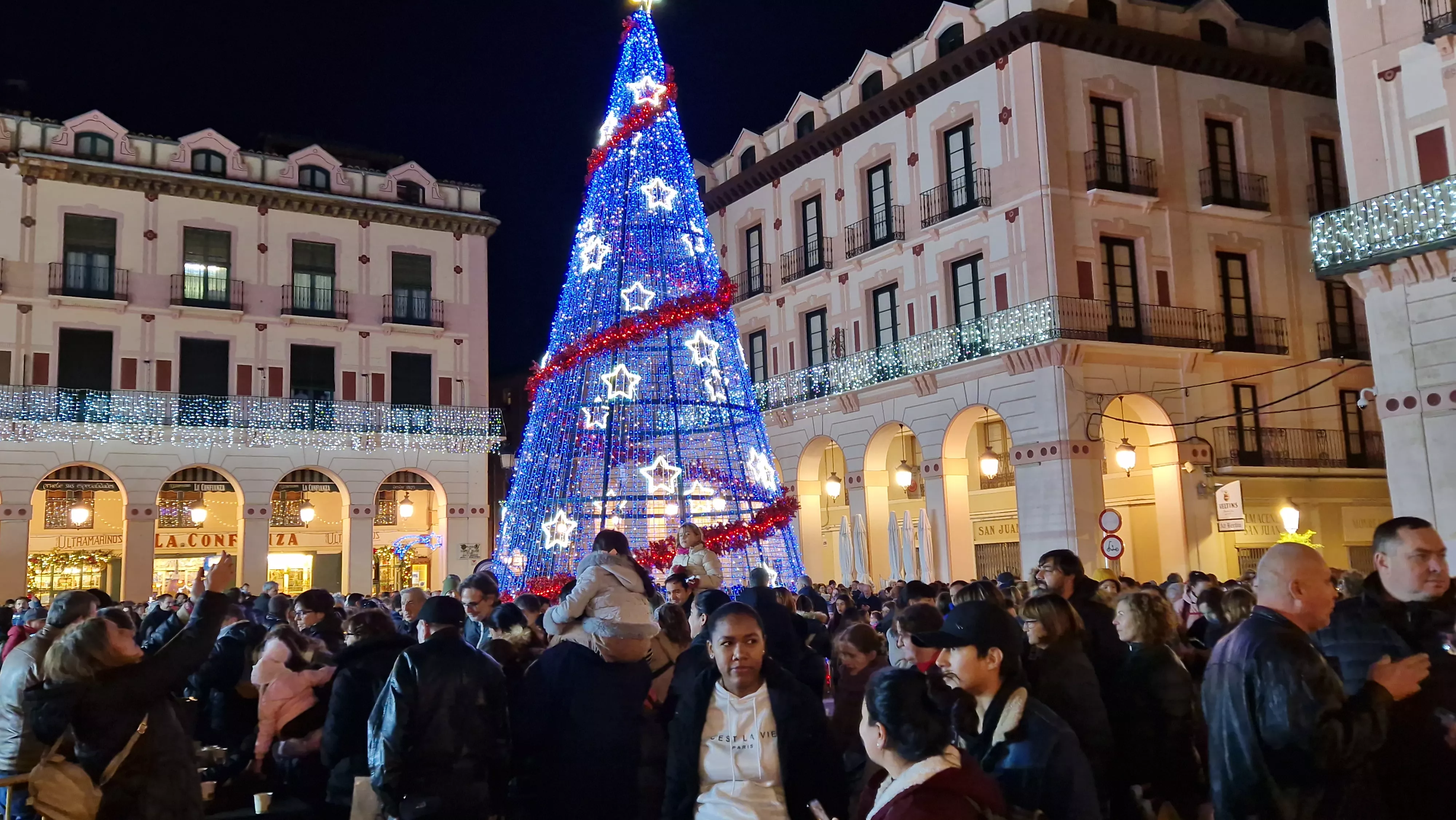 Encendido navideño y reparto de chocolate en Huesca. Foto Myriam Martínez (20)