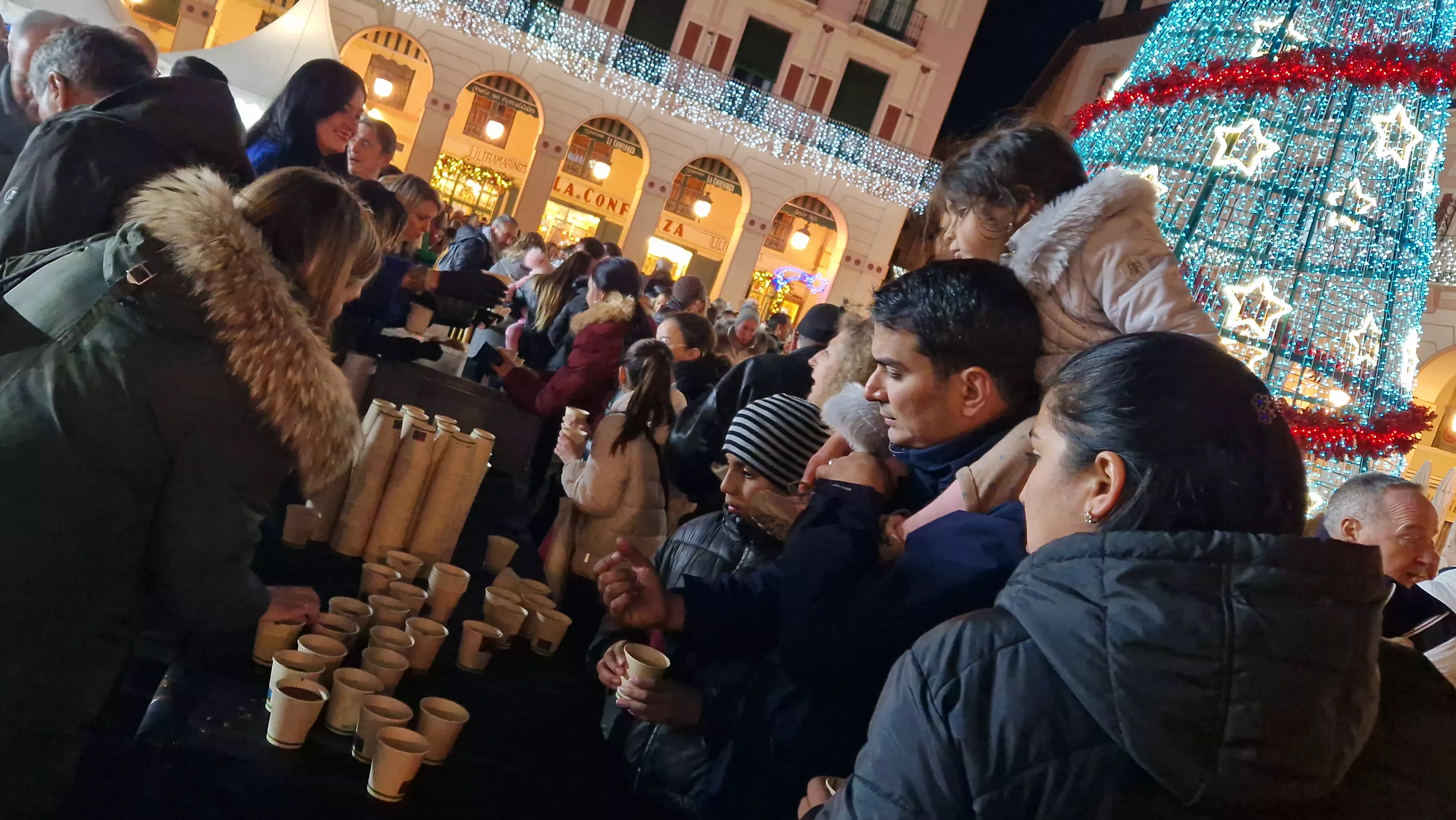 Encendido navideño y reparto de chocolate en Huesca. Foto Myriam Martínez (21)