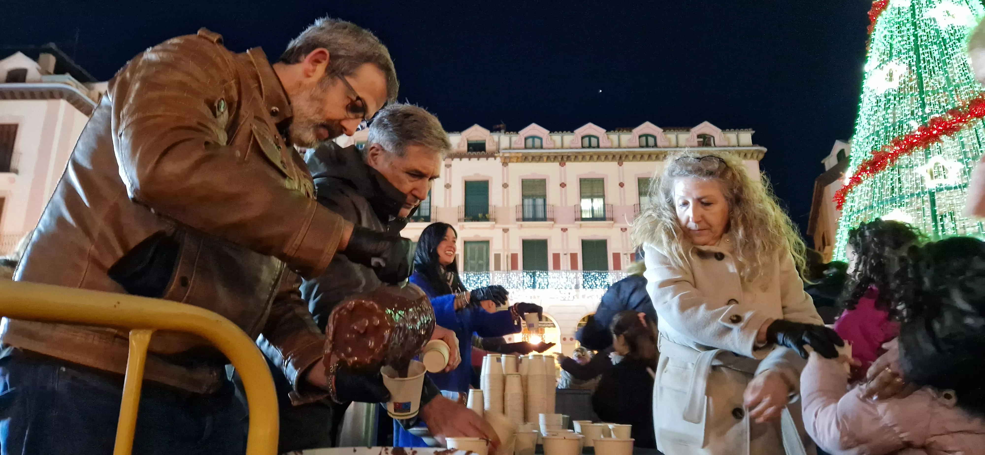Encendido navideño y reparto de chocolate en Huesca. Foto Myriam Martínez (22)