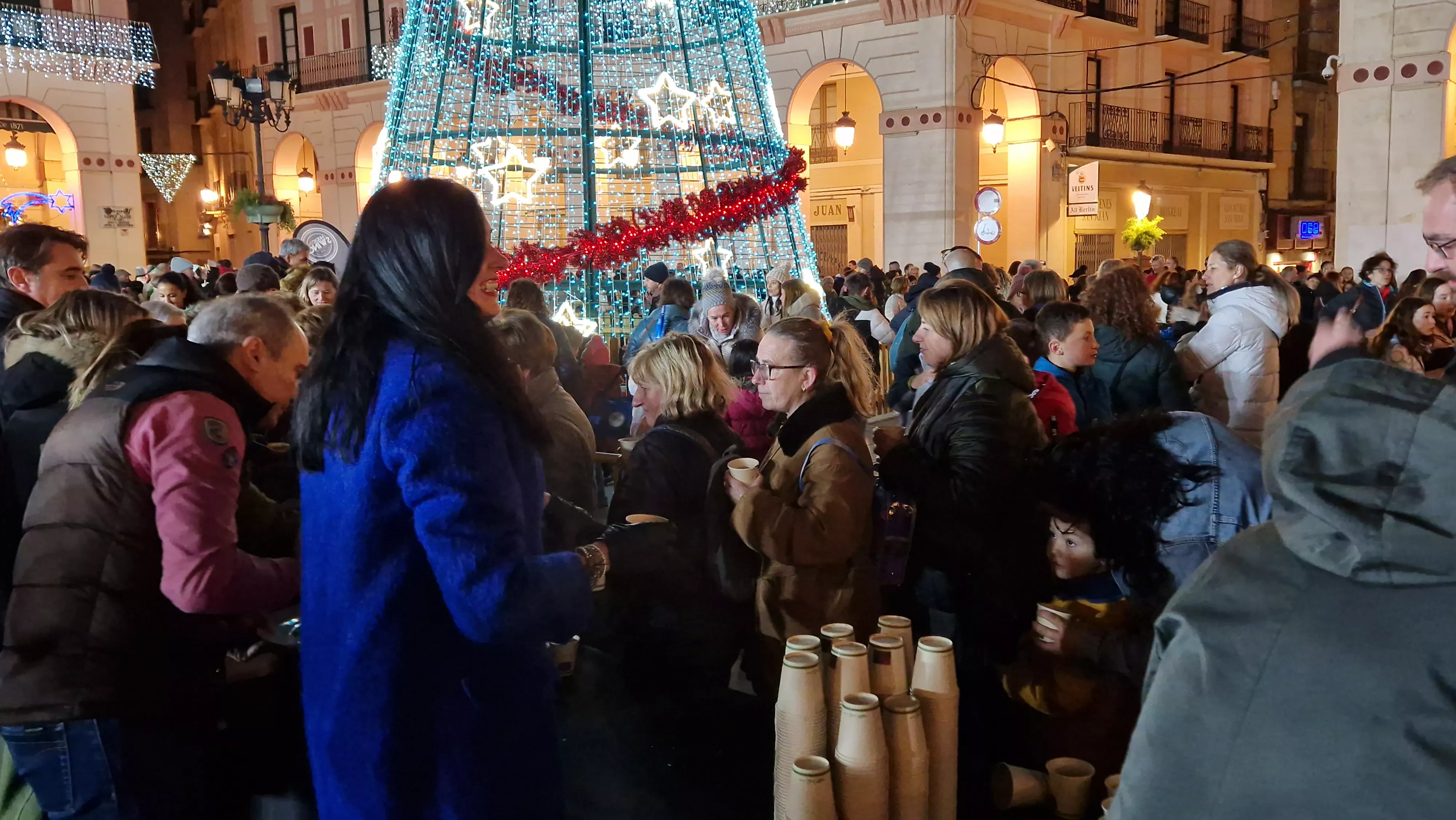 Encendido navideño y reparto de chocolate en Huesca. Foto Myriam Martínez (23)