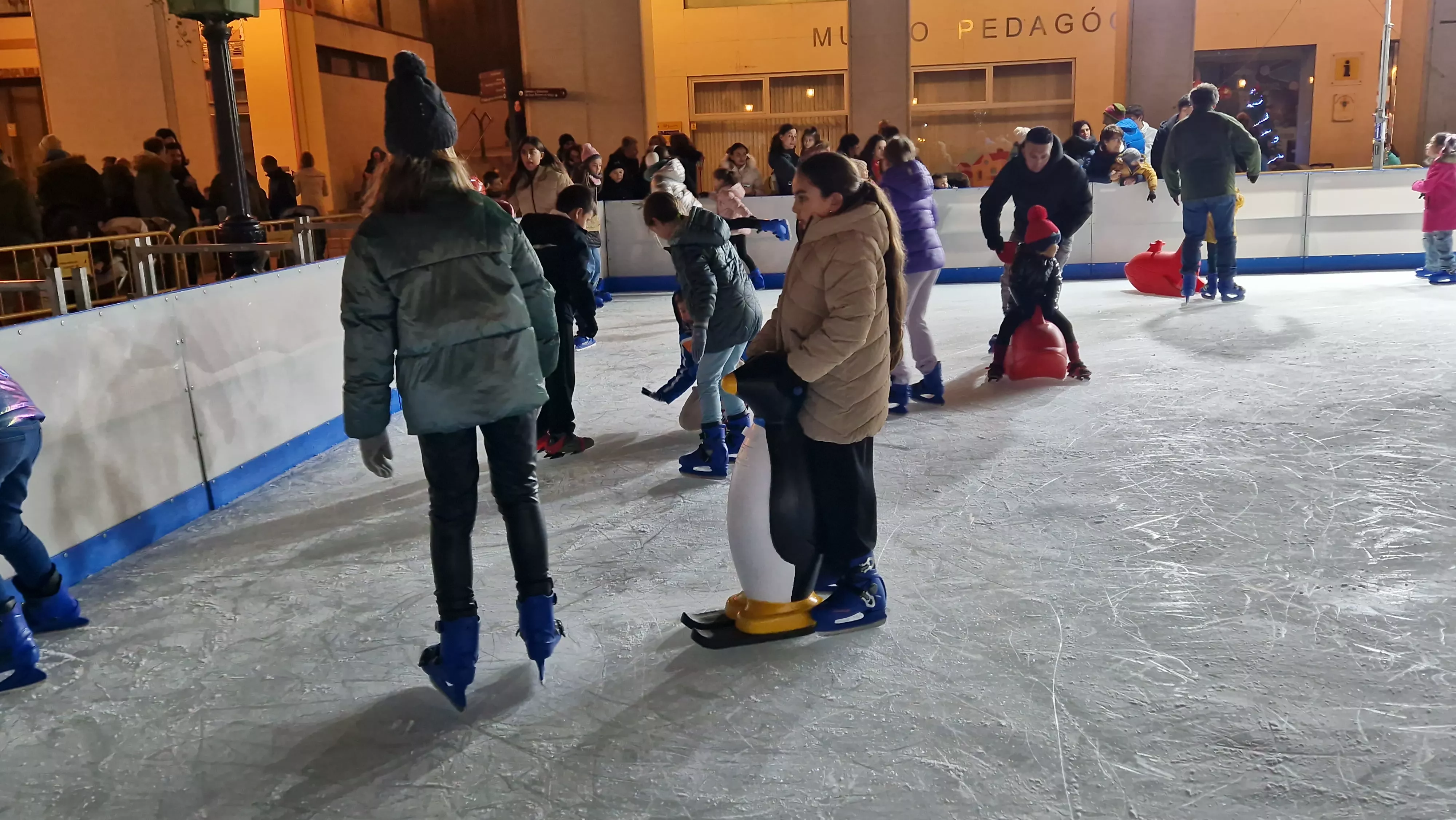 Encendido navideño y reparto de chocolate en Huesca. Foto Myriam Martínez (24)