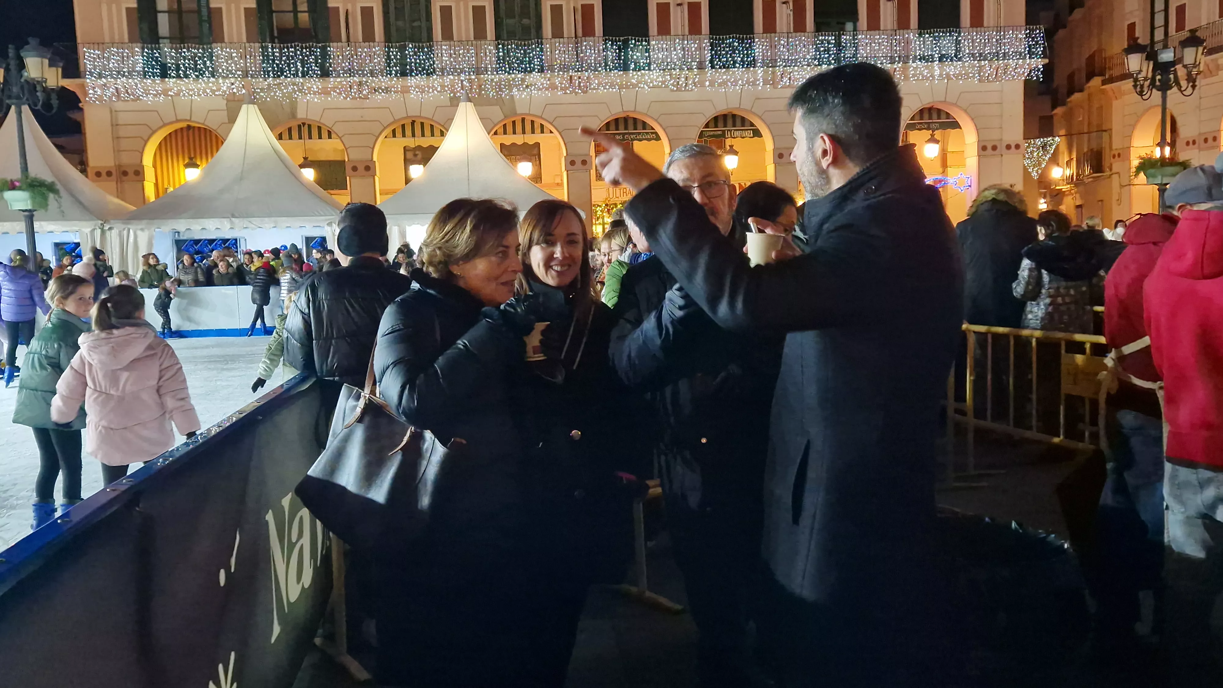 Encendido navideño y reparto de chocolate en Huesca. Foto Myriam Martínez (25)