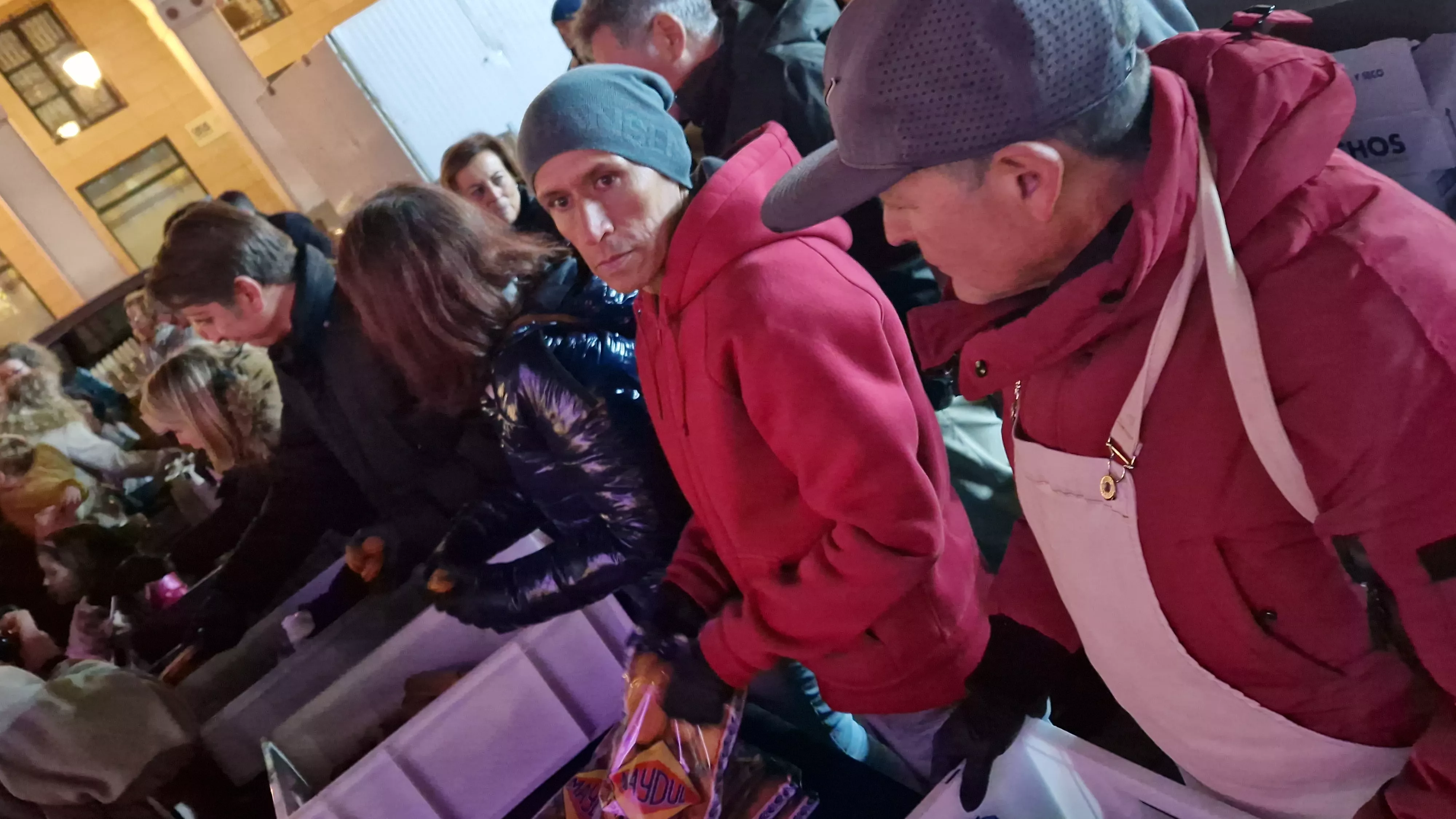 Encendido navideño y reparto de chocolate en Huesca. Foto Myriam Martínez (26)