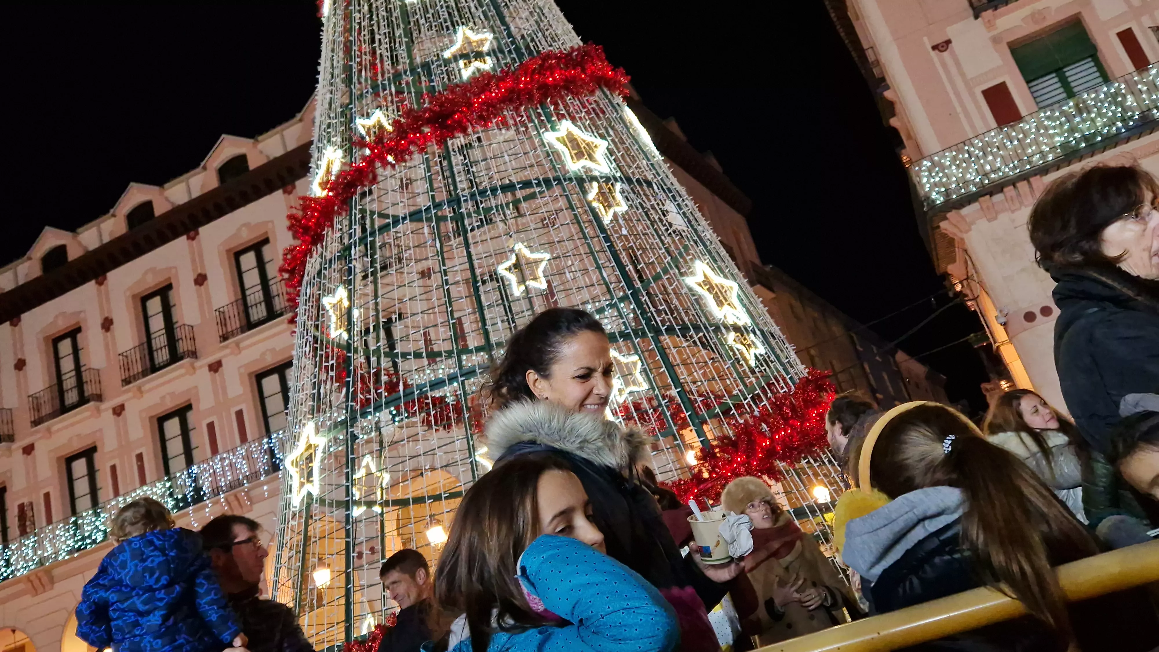 Encendido navideño y reparto de chocolate en Huesca. Foto Myriam Martínez (27)