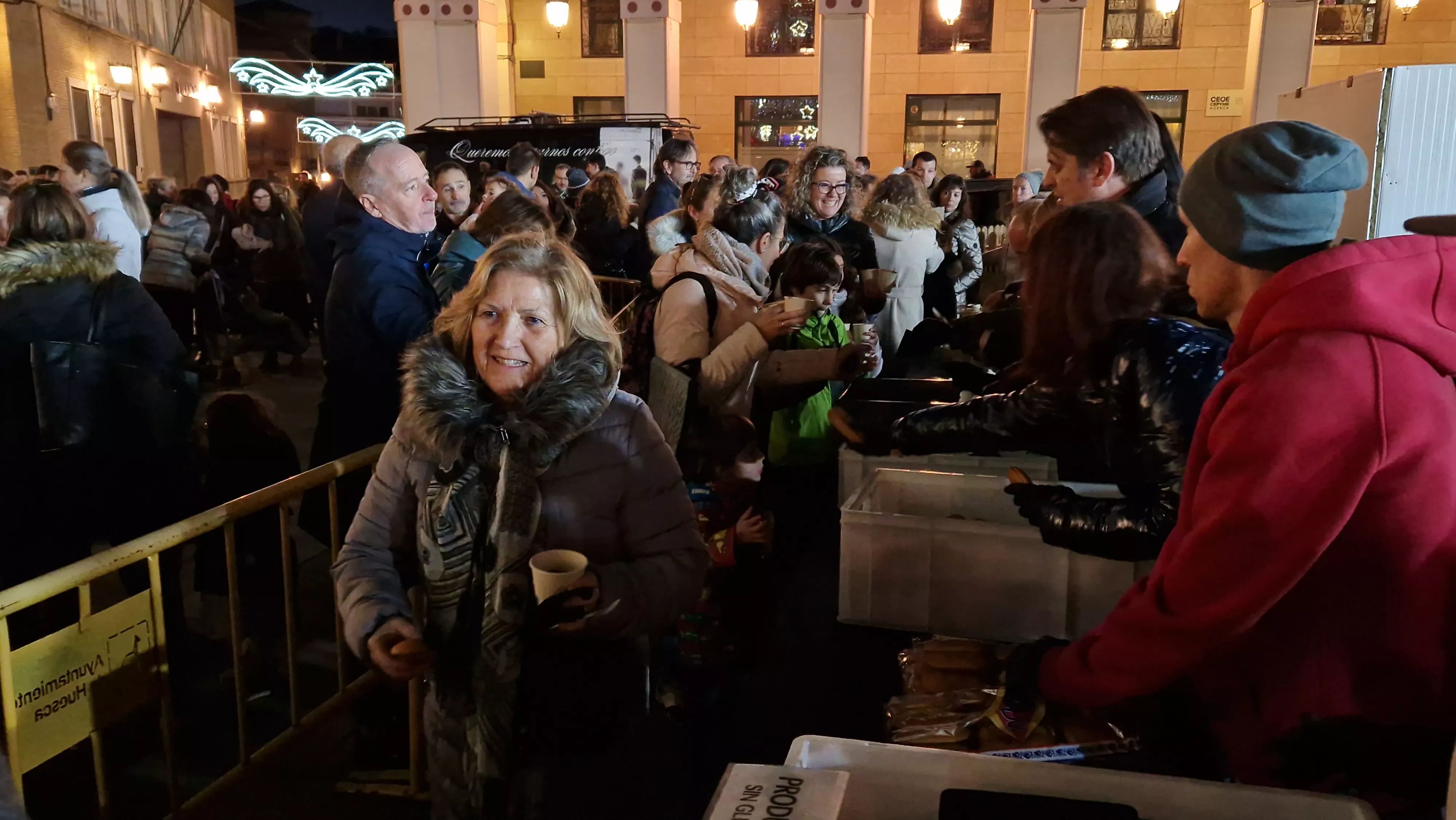 Encendido navideño y reparto de chocolate en Huesca. Foto Myriam Martínez 