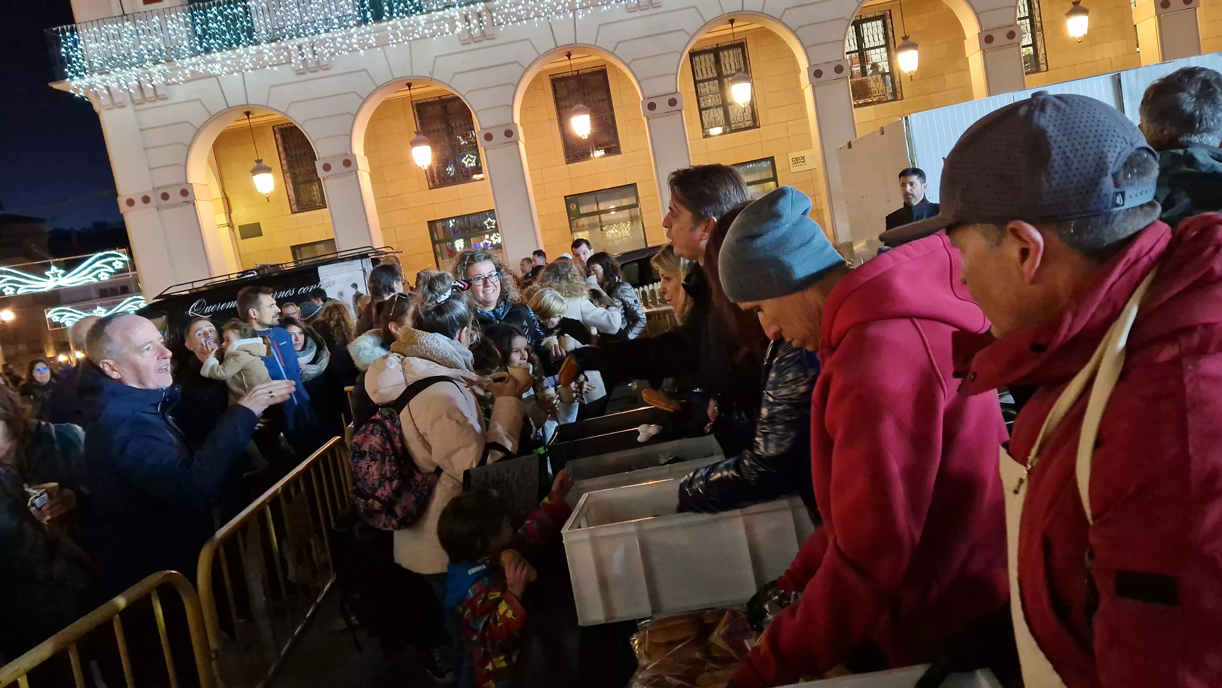 Encendido navideño y reparto de chocolate en Huesca. Foto Myriam Martínez 