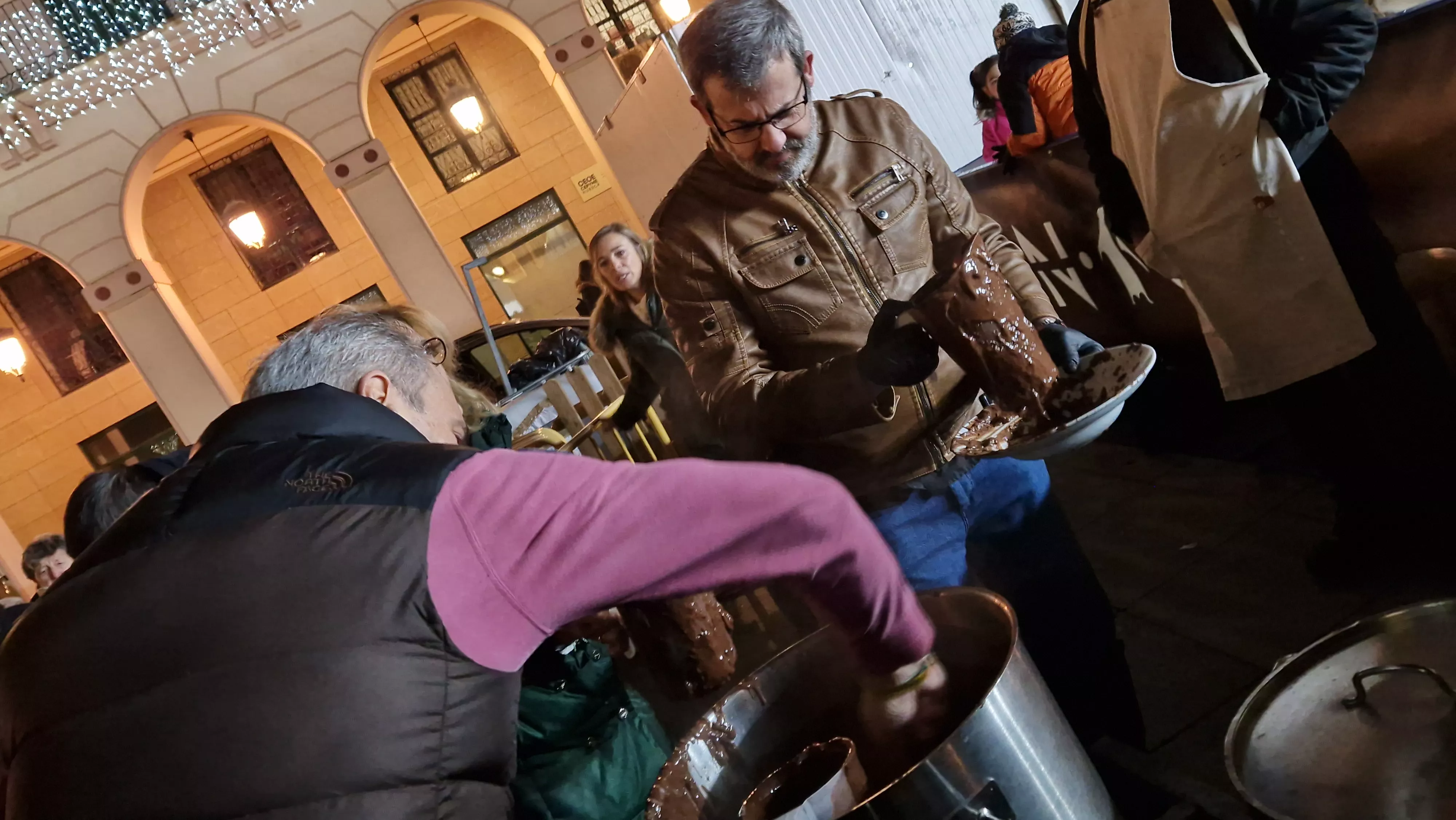 Encendido navideño y reparto de chocolate en Huesca. Foto Myriam Martínez 