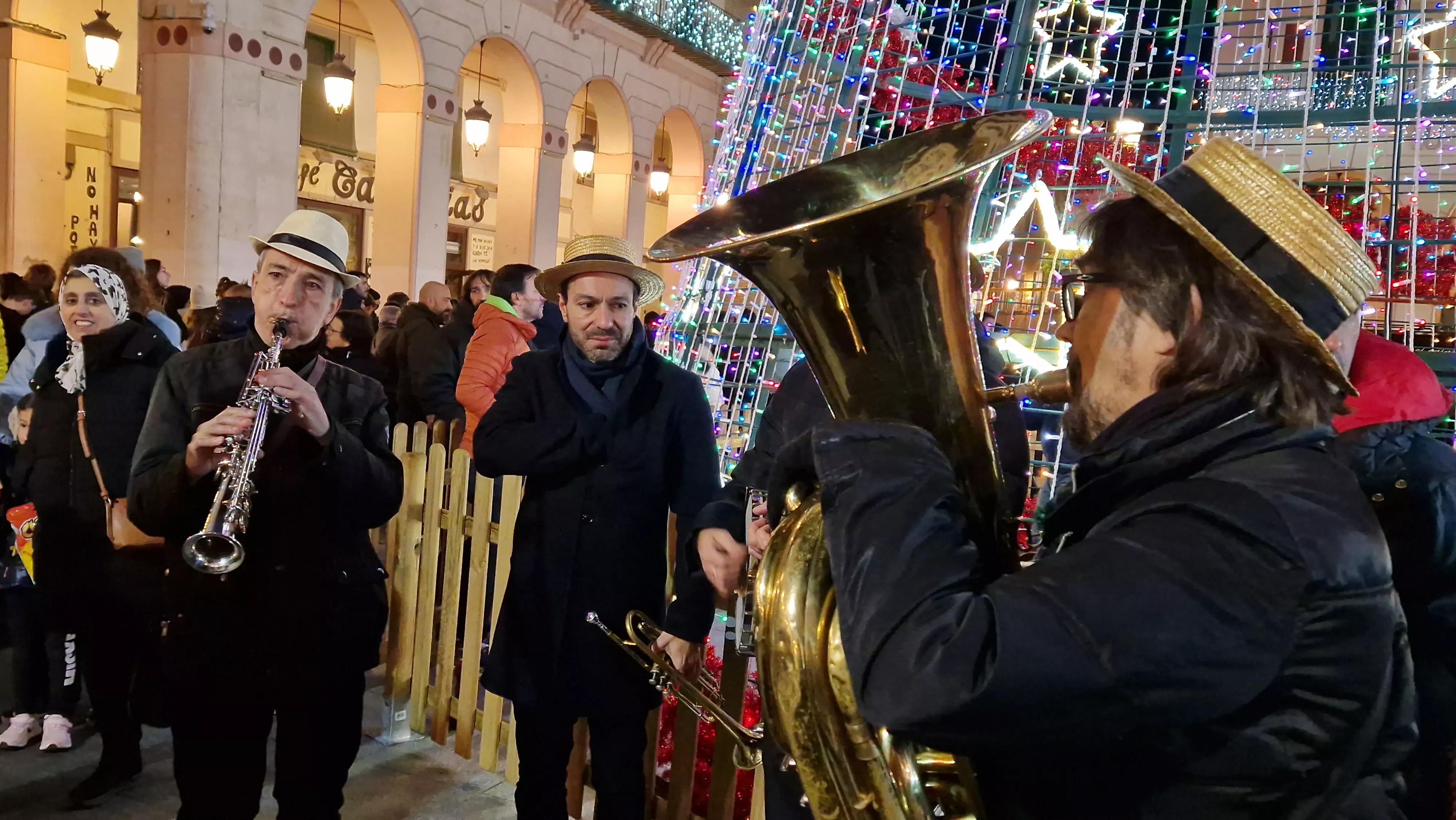 Encendido navideño y reparto de chocolate en Huesca. Foto Myriam Martínez 